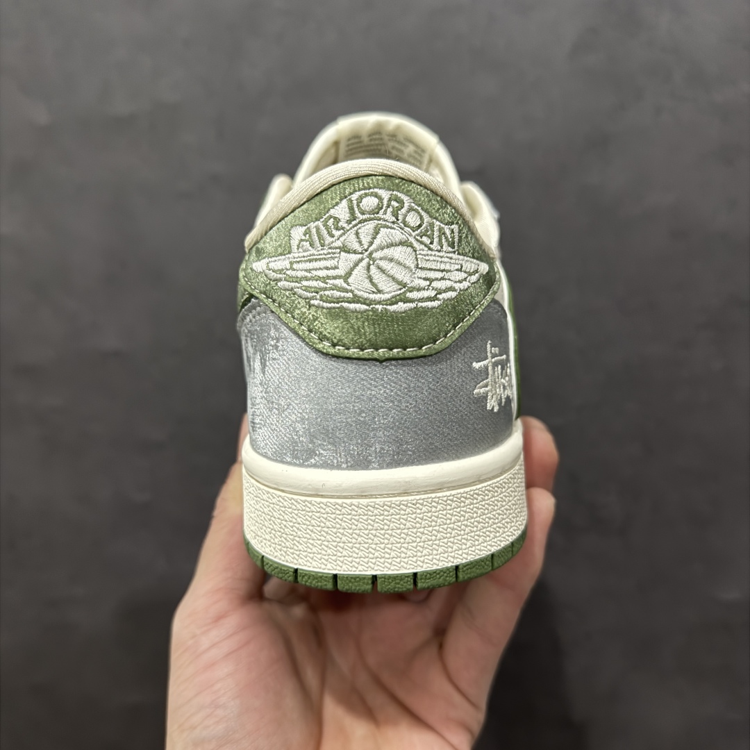 图片[4]-【定制版】Travis Scott x Fragment Design x Air Jordan 1 Low OG SP AJ1 乔1 斯图西联名 果绿喷砂 低帮文化休闲板鞋rn#多方联名合作融合了Travis Scott 独特的音乐风格，藤原浩个性的设计风格以及Jordan品牌的经典元素 使其成为一双具有独特身份和价值的鞋子 清新而立体的外观加上联名标识更突出了其独特身份 这种配色方案显示出活力和时尚感 在视觉上引人注目  鞋身的质感和细腻的细节处理使其显得高端而格调十足  这款“倒钩”联名是设计与创意完美结合  融合多方的个性风格是一款备受瞩目的潮流鞋款r 货号：DM9288-012 尺码：36 36.5 37.5 38 38.5 39 40 40.5 41 42 42.5 43 44 44.5 45 编码：HXS340360-莆田鞋批发中心