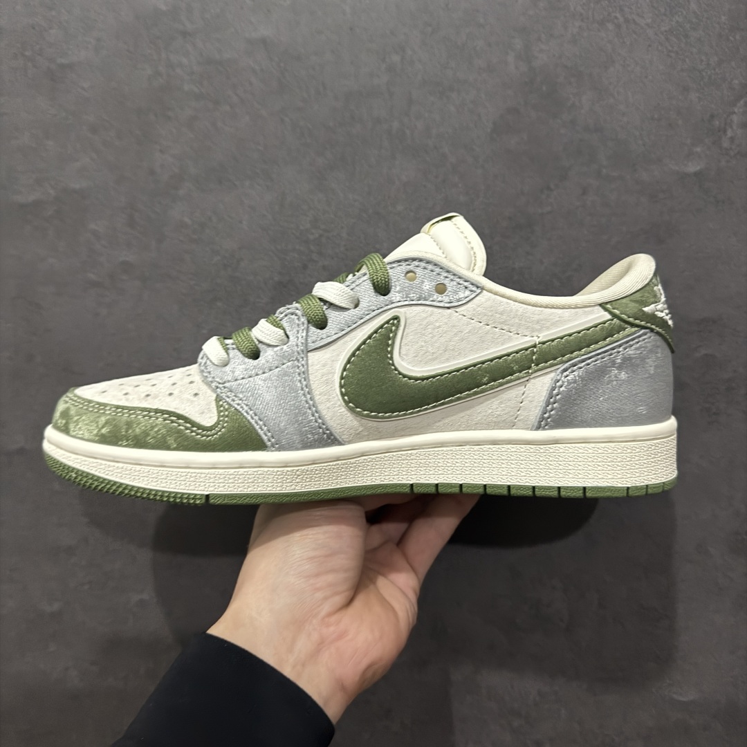 图片[2]-【定制版】Travis Scott x Fragment Design x Air Jordan 1 Low OG SP AJ1 乔1 斯图西联名 果绿喷砂 低帮文化休闲板鞋rn#多方联名合作融合了Travis Scott 独特的音乐风格，藤原浩个性的设计风格以及Jordan品牌的经典元素 使其成为一双具有独特身份和价值的鞋子 清新而立体的外观加上联名标识更突出了其独特身份 这种配色方案显示出活力和时尚感 在视觉上引人注目  鞋身的质感和细腻的细节处理使其显得高端而格调十足  这款“倒钩”联名是设计与创意完美结合  融合多方的个性风格是一款备受瞩目的潮流鞋款r 货号：DM9288-012 尺码：36 36.5 37.5 38 38.5 39 40 40.5 41 42 42.5 43 44 44.5 45 编码：HXS340360-莆田鞋批发中心