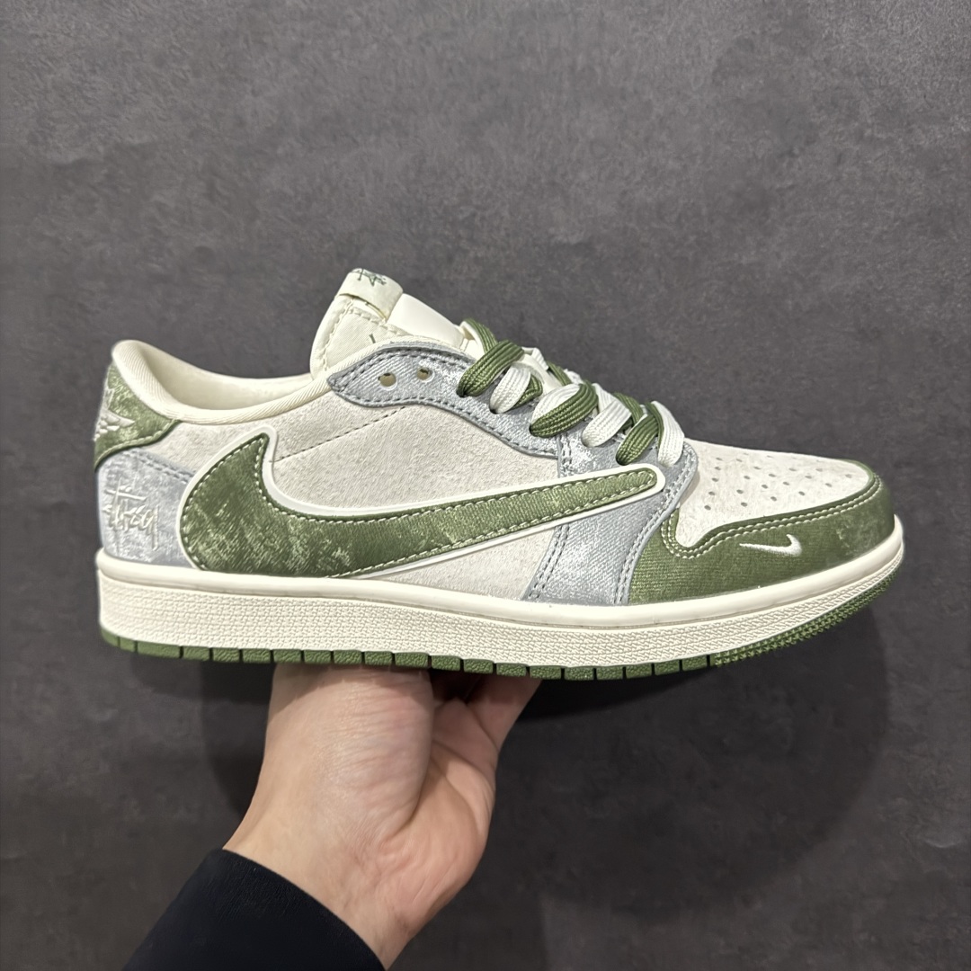 【定制版】Travis Scott x Fragment Design x Air Jordan 1 Low OG SP AJ1 乔1 斯图西联名 果绿喷砂 低帮文化休闲板鞋rn#多方联名合作融合了Travis Scott 独特的音乐风格，藤原浩个性的设计风格以及Jordan品牌的经典元素 使其成为一双具有独特身份和价值的鞋子 清新而立体的外观加上联名标识更突出了其独特身份 这种配色方案显示出活力和时尚感 在视觉上引人注目  鞋身的质感和细腻的细节处理使其显得高端而格调十足  这款“倒钩”联名是设计与创意完美结合  融合多方的个性风格是一款备受瞩目的潮流鞋款r 货号：DM9288-012 尺码：36 36.5 37.5 38 38.5 39 40 40.5 41 42 42.5 43 44 44.5 45 编码：HXS340360-莆田鞋批发中心