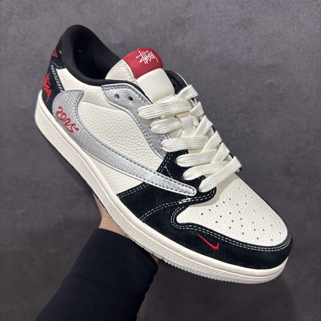 图片[3]-【定制版】Travis Scott x Fragment Design x Air Jordan 1 Low OG SP AJ1 乔1 斯图西联名 黑银蛇双色 低帮文化休闲板鞋rn#多方联名合作融合了Travis Scott 独特的音乐风格，藤原浩个性的设计风格以及Jordan品牌的经典元素 使其成为一双具有独特身份和价值的鞋子 清新而立体的外观加上联名标识更突出了其独特身份 这种配色方案显示出活力和时尚感 在视觉上引人注目  鞋身的质感和细腻的细节处理使其显得高端而格调十足  这款“倒钩”联名是设计与创意完美结合  融合多方的个性风格是一款备受瞩目的潮流鞋款r 货号：DM9288-007 尺码：36 36.5 37.5 38 38.5 39 40 40.5 41 42 42.5 43 44 44.5 45 编码：HXS340360-莆田鞋批发中心