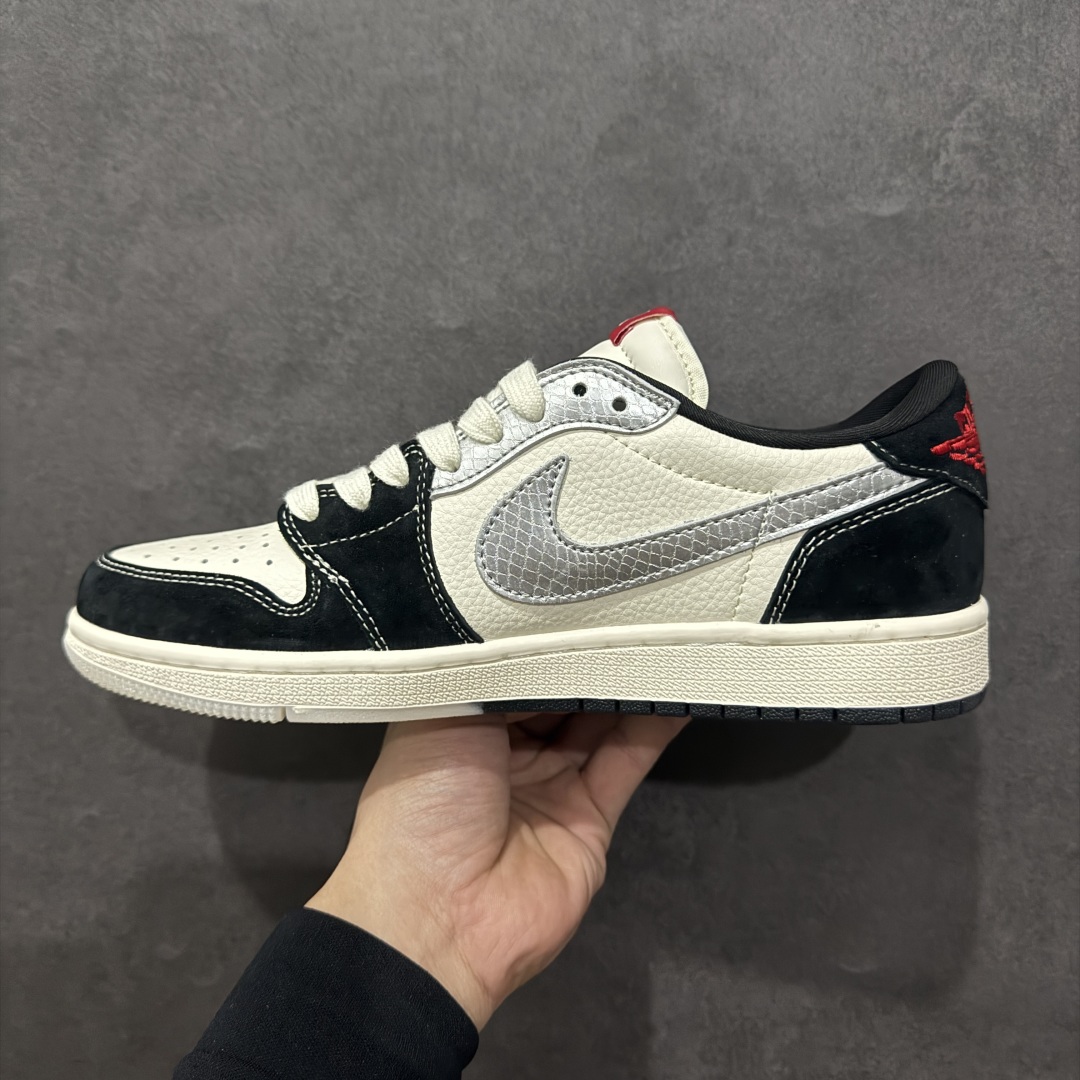 图片[2]-【定制版】Travis Scott x Fragment Design x Air Jordan 1 Low OG SP AJ1 乔1 斯图西联名 黑银蛇双色 低帮文化休闲板鞋rn#多方联名合作融合了Travis Scott 独特的音乐风格，藤原浩个性的设计风格以及Jordan品牌的经典元素 使其成为一双具有独特身份和价值的鞋子 清新而立体的外观加上联名标识更突出了其独特身份 这种配色方案显示出活力和时尚感 在视觉上引人注目  鞋身的质感和细腻的细节处理使其显得高端而格调十足  这款“倒钩”联名是设计与创意完美结合  融合多方的个性风格是一款备受瞩目的潮流鞋款r 货号：DM9288-007 尺码：36 36.5 37.5 38 38.5 39 40 40.5 41 42 42.5 43 44 44.5 45 编码：HXS340360-莆田鞋批发中心