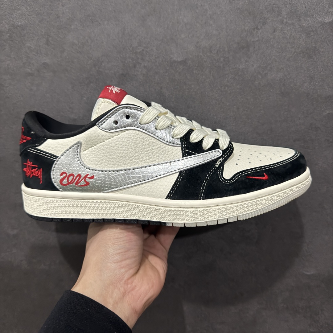 【定制版】Travis Scott x Fragment Design x Air Jordan 1 Low OG SP AJ1 乔1 斯图西联名 黑银蛇双色 低帮文化休闲板鞋rn#多方联名合作融合了Travis Scott 独特的音乐风格，藤原浩个性的设计风格以及Jordan品牌的经典元素 使其成为一双具有独特身份和价值的鞋子 清新而立体的外观加上联名标识更突出了其独特身份 这种配色方案显示出活力和时尚感 在视觉上引人注目  鞋身的质感和细腻的细节处理使其显得高端而格调十足  这款“倒钩”联名是设计与创意完美结合  融合多方的个性风格是一款备受瞩目的潮流鞋款r 货号：DM9288-007 尺码：36 36.5 37.5 38 38.5 39 40 40.5 41 42 42.5 43 44 44.5 45 编码：HXS340360-莆田鞋批发中心