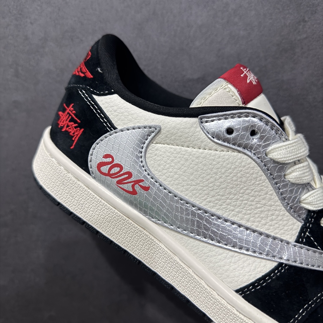 图片[6]-【定制版】Travis Scott x Fragment Design x Air Jordan 1 Low OG SP AJ1 乔1 斯图西联名 黑银蛇双色 低帮文化休闲板鞋rn#多方联名合作融合了Travis Scott 独特的音乐风格，藤原浩个性的设计风格以及Jordan品牌的经典元素 使其成为一双具有独特身份和价值的鞋子 清新而立体的外观加上联名标识更突出了其独特身份 这种配色方案显示出活力和时尚感 在视觉上引人注目  鞋身的质感和细腻的细节处理使其显得高端而格调十足  这款“倒钩”联名是设计与创意完美结合  融合多方的个性风格是一款备受瞩目的潮流鞋款r 货号：DM9288-007 尺码：36 36.5 37.5 38 38.5 39 40 40.5 41 42 42.5 43 44 44.5 45 编码：HXS340360-莆田鞋批发中心