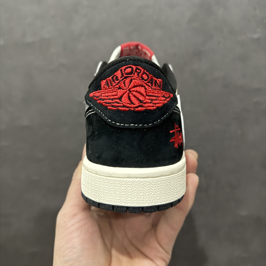 图片[4]-【定制版】Travis Scott x Fragment Design x Air Jordan 1 Low OG SP AJ1 乔1 斯图西联名 黑银蛇双色 低帮文化休闲板鞋rn#多方联名合作融合了Travis Scott 独特的音乐风格，藤原浩个性的设计风格以及Jordan品牌的经典元素 使其成为一双具有独特身份和价值的鞋子 清新而立体的外观加上联名标识更突出了其独特身份 这种配色方案显示出活力和时尚感 在视觉上引人注目  鞋身的质感和细腻的细节处理使其显得高端而格调十足  这款“倒钩”联名是设计与创意完美结合  融合多方的个性风格是一款备受瞩目的潮流鞋款r 货号：DM9288-007 尺码：36 36.5 37.5 38 38.5 39 40 40.5 41 42 42.5 43 44 44.5 45 编码：HXS340360-莆田鞋批发中心