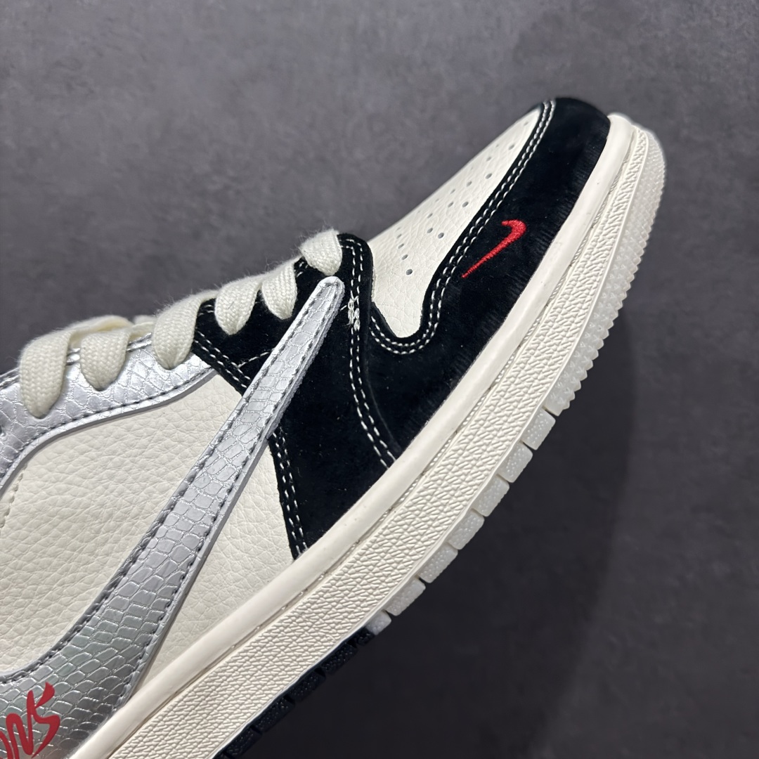 图片[5]-【定制版】Travis Scott x Fragment Design x Air Jordan 1 Low OG SP AJ1 乔1 斯图西联名 黑银蛇双色 低帮文化休闲板鞋rn#多方联名合作融合了Travis Scott 独特的音乐风格，藤原浩个性的设计风格以及Jordan品牌的经典元素 使其成为一双具有独特身份和价值的鞋子 清新而立体的外观加上联名标识更突出了其独特身份 这种配色方案显示出活力和时尚感 在视觉上引人注目  鞋身的质感和细腻的细节处理使其显得高端而格调十足  这款“倒钩”联名是设计与创意完美结合  融合多方的个性风格是一款备受瞩目的潮流鞋款r 货号：DM9288-007 尺码：36 36.5 37.5 38 38.5 39 40 40.5 41 42 42.5 43 44 44.5 45 编码：HXS340360-莆田鞋批发中心