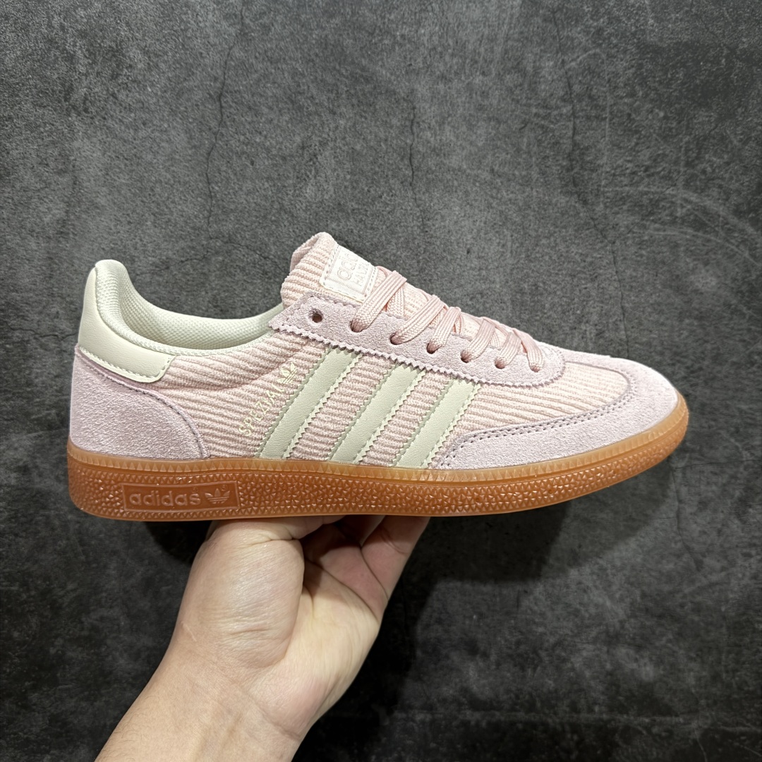 【R版】AD Originals Handball SPZL 手球运动员系列百搭休闲运动板鞋 IG1977这款来自阿迪达斯的这款HANDBALL SPZL前身是一双手球运动鞋，这一次拿来复刻，鞋面主要色彩选用了白粉色， 鞋面外侧除了Spezial字母之外还有三叶草标志 尺码：36-40（半） 编码：LDS210230-莆田鞋批发中心