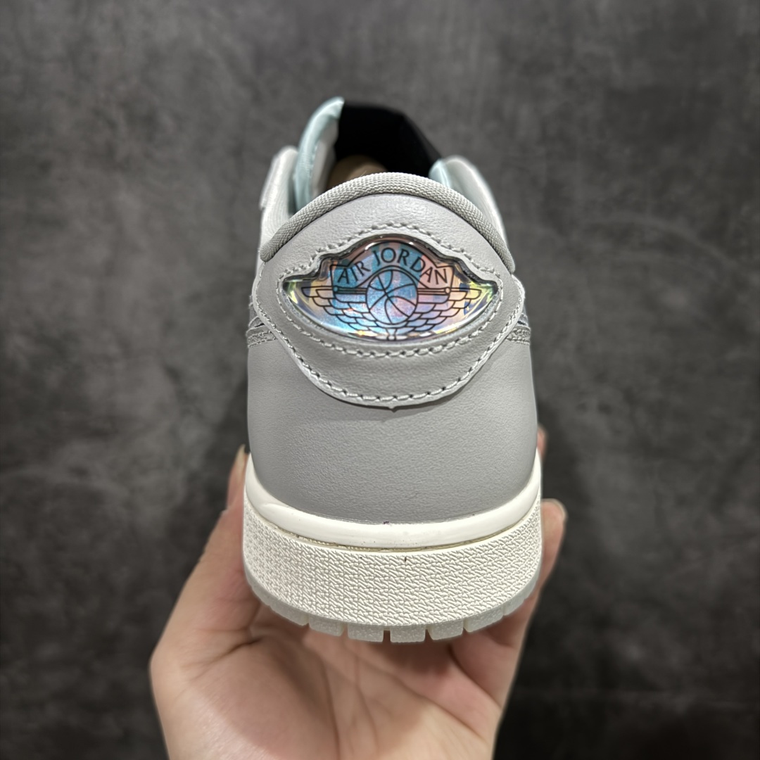 图片[4]-【DT纯原】Air Jordan 1 Low OG \”蛇年/CNY\” 低帮 蛇年限定 白灰黑 AJ1 乔丹1代 aj1 乔1 低邦 白黑 男女同款 乔丹篮球鞋系列nn目前市面唯一正确版本所有细节 包括配件全部支持原版怎么对比无差别nn 鞋身整体以白灰为主色调，灰色皮面看上去有一点金属光泽感，米白色中底配上淡蓝色的水晶大底，两侧黑色蛇皮纹Swoosxh Logo覆盖了“抗撕拉尼龙面料”，丰富的纹理设计模仿出鳞片的光泽感，每双鞋均配有仿蛇纹吊牌，后跟嵌入水晶炫彩Wings Logo，最值得一提的还是鞋舌和Swoosh Logo的外侧，半透明的“尼龙面料”撕扯开很像蛇蜕皮的即视感，这也刚好呼应了本次的「新年蜕变」主题。 货号：HF3144-100  尺码:35.5-47.5 编码：DL330340-莆田鞋批发中心