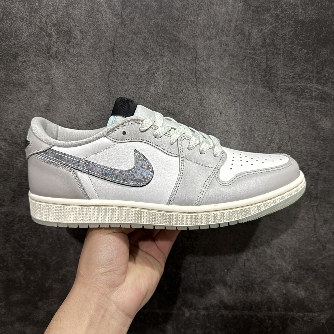 【DT纯原】Air Jordan 1 Low OG \”蛇年/CNY\” 低帮 蛇年限定 白灰黑 AJ1 乔丹1代 aj1 乔1 低邦 白黑 男女同款 乔丹篮球鞋系列nn目前市面唯一正确版本所有细节 包括配件全部支持原版怎么对比无差别nn 鞋身整体以白灰为主色调，灰色皮面看上去有一点金属光泽感，米白色中底配上淡蓝色的水晶大底，两侧黑色蛇皮纹Swoosxh Logo覆盖了“抗撕拉尼龙面料”，丰富的纹理设计模仿出鳞片的光泽感，每双鞋均配有仿蛇纹吊牌，后跟嵌入水晶炫彩Wings Logo，最值得一提的还是鞋舌和Swoosh Logo的外侧，半透明的“尼龙面料”撕扯开很像蛇蜕皮的即视感，这也刚好呼应了本次的「新年蜕变」主题。 货号：HF3144-100  尺码:35.5-47.5 编码：DL330340-莆田鞋批发中心