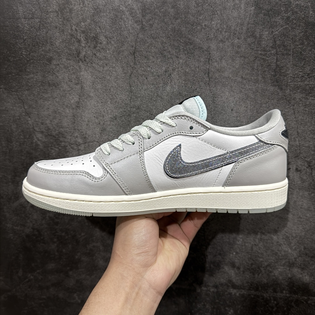 图片[2]-【DT纯原】Air Jordan 1 Low OG \”蛇年/CNY\” 低帮 蛇年限定 白灰黑 AJ1 乔丹1代 aj1 乔1 低邦 白黑 男女同款 乔丹篮球鞋系列nn目前市面唯一正确版本所有细节 包括配件全部支持原版怎么对比无差别nn 鞋身整体以白灰为主色调，灰色皮面看上去有一点金属光泽感，米白色中底配上淡蓝色的水晶大底，两侧黑色蛇皮纹Swoosxh Logo覆盖了“抗撕拉尼龙面料”，丰富的纹理设计模仿出鳞片的光泽感，每双鞋均配有仿蛇纹吊牌，后跟嵌入水晶炫彩Wings Logo，最值得一提的还是鞋舌和Swoosh Logo的外侧，半透明的“尼龙面料”撕扯开很像蛇蜕皮的即视感，这也刚好呼应了本次的「新年蜕变」主题。 货号：HF3144-100  尺码:35.5-47.5 编码：DL330340-莆田鞋批发中心