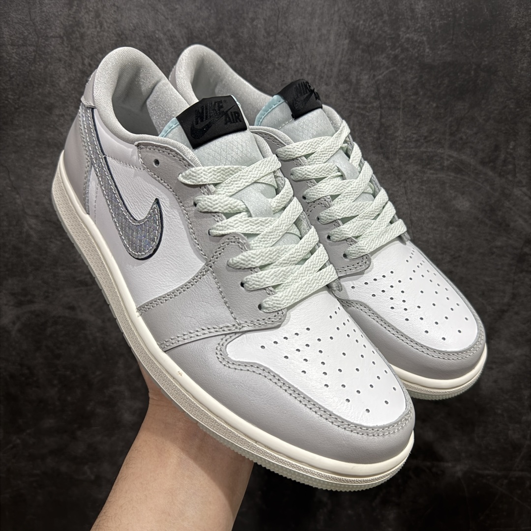 【DT纯原】Air Jordan 1 Low OG \”蛇年/CNY\” 低帮 蛇年限定 白灰黑 AJ1 乔丹1代 aj1 乔1 低邦 白黑 男女同款 乔丹篮球鞋系列nn目前市面唯一正确版本所有细节 包括配件全部支持原版怎么对比无差别nn 鞋身整体以白灰为主色调，灰色皮面看上去有一点金属光泽感，米白色中底配上淡蓝色的水晶大底，两侧黑色蛇皮纹Swoosxh Logo覆盖了“抗撕拉尼龙面料”，丰富的纹理设计模仿出鳞片的光泽感，每双鞋均配有仿蛇纹吊牌，后跟嵌入水晶炫彩Wings Logo，最值得一提的还是鞋舌和Swoosh Logo的外侧，半透明的“尼龙面料”撕扯开很像蛇蜕皮的即视感，这也刚好呼应了本次的「新年蜕变」主题。 货号：HF3144-100  尺码:35.5-47.5 编码：DL330340-莆田鞋批发中心