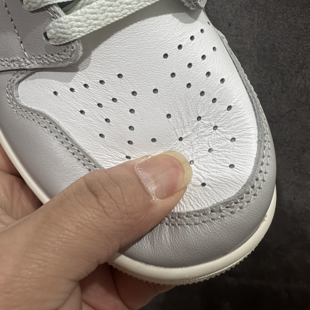 图片[5]-【DT纯原】Air Jordan 1 Low OG \”蛇年/CNY\” 低帮 蛇年限定 白灰黑 AJ1 乔丹1代 aj1 乔1 低邦 白黑 男女同款 乔丹篮球鞋系列nn目前市面唯一正确版本所有细节 包括配件全部支持原版怎么对比无差别nn 鞋身整体以白灰为主色调，灰色皮面看上去有一点金属光泽感，米白色中底配上淡蓝色的水晶大底，两侧黑色蛇皮纹Swoosxh Logo覆盖了“抗撕拉尼龙面料”，丰富的纹理设计模仿出鳞片的光泽感，每双鞋均配有仿蛇纹吊牌，后跟嵌入水晶炫彩Wings Logo，最值得一提的还是鞋舌和Swoosh Logo的外侧，半透明的“尼龙面料”撕扯开很像蛇蜕皮的即视感，这也刚好呼应了本次的「新年蜕变」主题。 货号：HF3144-100  尺码:35.5-47.5 编码：DL330340-莆田鞋批发中心