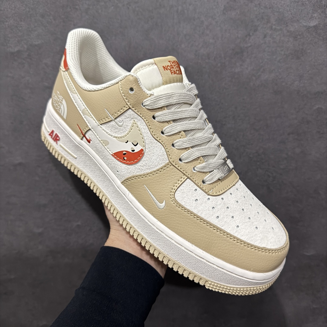 图片[3]-【定制版】Nike Air Force 1 Low 07 x The North Face 米黄三小钩n原楦头原纸板 打造纯正低帮空军版型 专注外贸渠道 全掌内置蜂窝气垫原盒配件 原厂中底钢印、拉帮完美官方货号：DM6868 048 Size：36 36.5 37.5 38 38.5 39 40 40.5 41 42 42.5 43 44 44.5 45 编码：HXS310320-莆田鞋批发中心