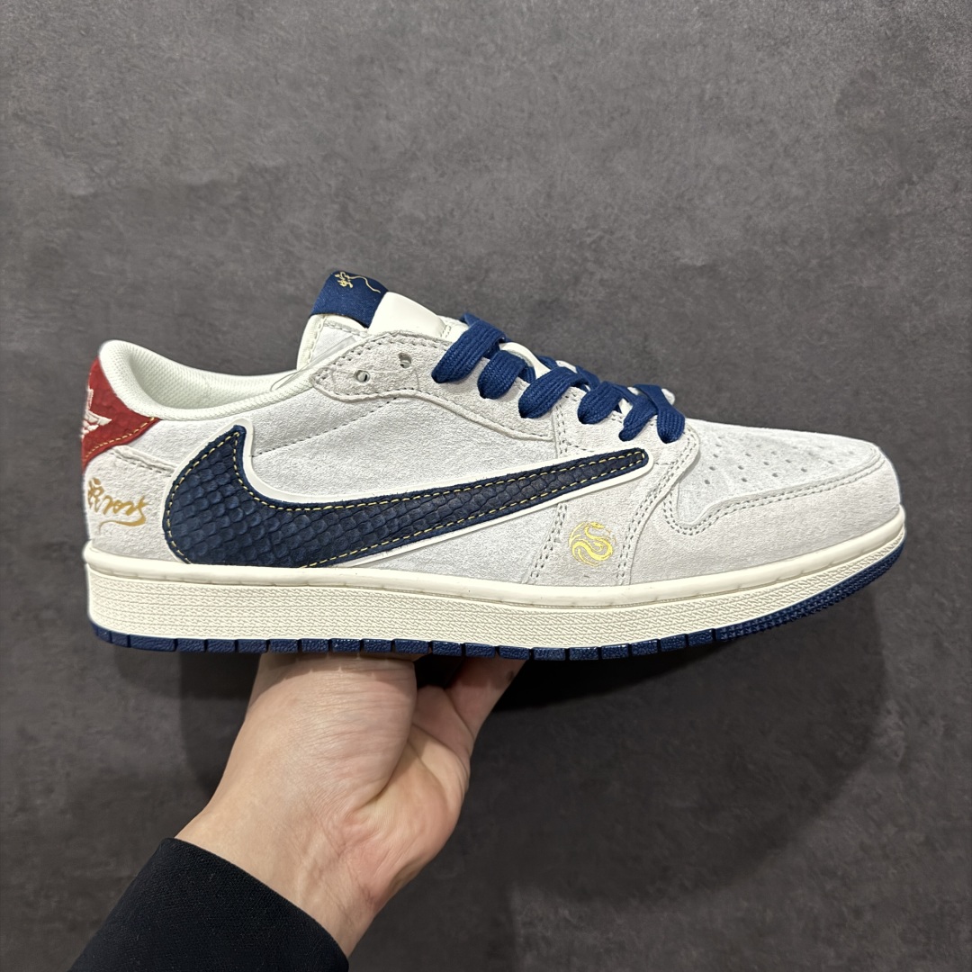 【定制版】Travis Scott x Fragment Design x Air Jordan 1 Low OG SP AJ1 乔1 蛇年限定 猪八蓝蛇纹勾 低帮文化休闲板鞋rn#多方联名合作融合了Travis Scott 独特的音乐风格，藤原浩个性的设计风格以及Jordan品牌的经典元素 使其成为一双具有独特身份和价值的鞋子 清新而立体的外观加上联名标识更突出了其独特身份 这种配色方案显示出活力和时尚感 在视觉上引人注目  鞋身的质感和细腻的细节处理使其显得高端而格调十足  这款“倒钩”联名是设计与创意完美结合  融合多方的个性风格是一款备受瞩目的潮流鞋款r 货号：XZ2025-168 尺码：36 36.5 37.5 38 38.5 39 40 40.5 41 42 42.5 43 44 44.5 45 编码：HXS340360-莆田鞋批发中心