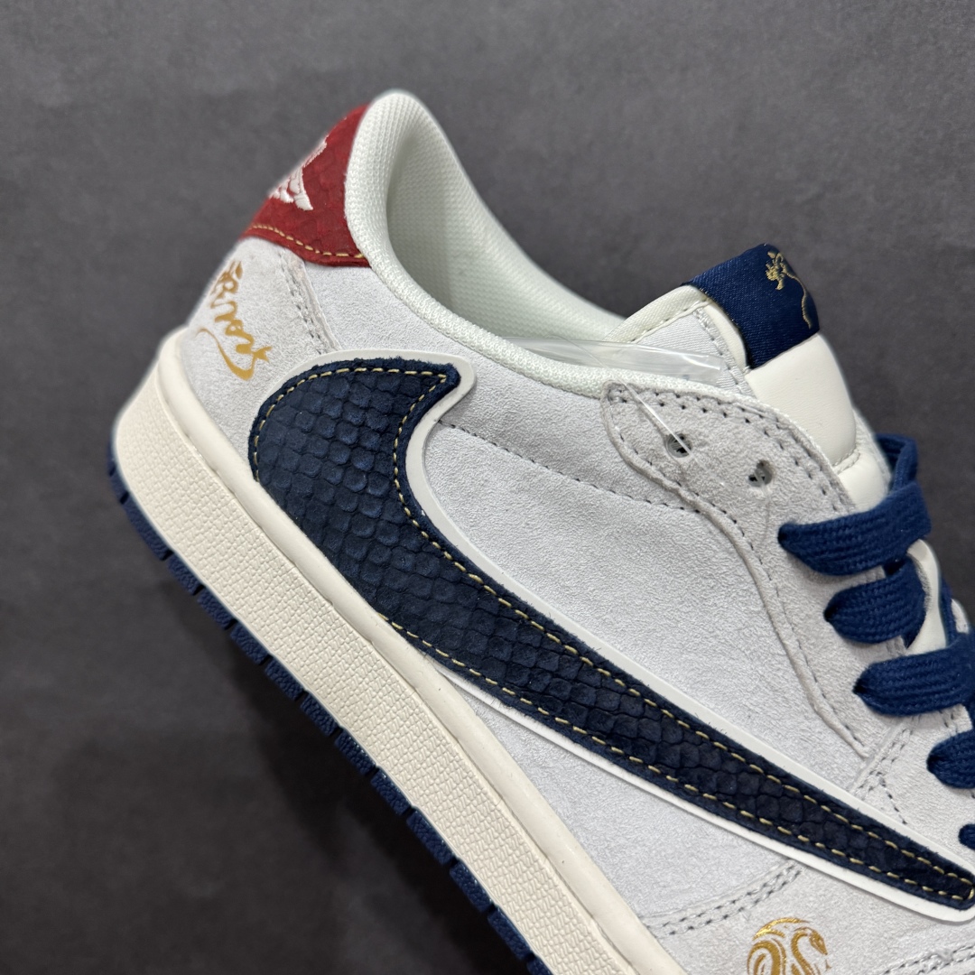 图片[6]-【定制版】Travis Scott x Fragment Design x Air Jordan 1 Low OG SP AJ1 乔1 蛇年限定 猪八蓝蛇纹勾 低帮文化休闲板鞋rn#多方联名合作融合了Travis Scott 独特的音乐风格，藤原浩个性的设计风格以及Jordan品牌的经典元素 使其成为一双具有独特身份和价值的鞋子 清新而立体的外观加上联名标识更突出了其独特身份 这种配色方案显示出活力和时尚感 在视觉上引人注目  鞋身的质感和细腻的细节处理使其显得高端而格调十足  这款“倒钩”联名是设计与创意完美结合  融合多方的个性风格是一款备受瞩目的潮流鞋款r 货号：XZ2025-168 尺码：36 36.5 37.5 38 38.5 39 40 40.5 41 42 42.5 43 44 44.5 45 编码：HXS340360-莆田鞋批发中心