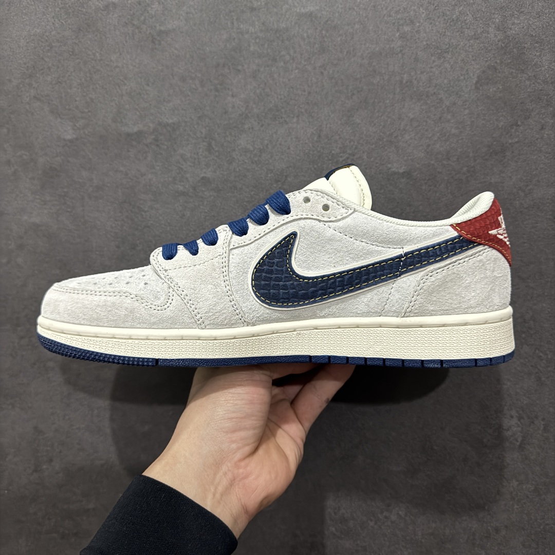 图片[2]-【定制版】Travis Scott x Fragment Design x Air Jordan 1 Low OG SP AJ1 乔1 蛇年限定 猪八蓝蛇纹勾 低帮文化休闲板鞋rn#多方联名合作融合了Travis Scott 独特的音乐风格，藤原浩个性的设计风格以及Jordan品牌的经典元素 使其成为一双具有独特身份和价值的鞋子 清新而立体的外观加上联名标识更突出了其独特身份 这种配色方案显示出活力和时尚感 在视觉上引人注目  鞋身的质感和细腻的细节处理使其显得高端而格调十足  这款“倒钩”联名是设计与创意完美结合  融合多方的个性风格是一款备受瞩目的潮流鞋款r 货号：XZ2025-168 尺码：36 36.5 37.5 38 38.5 39 40 40.5 41 42 42.5 43 44 44.5 45 编码：HXS340360-莆田鞋批发中心