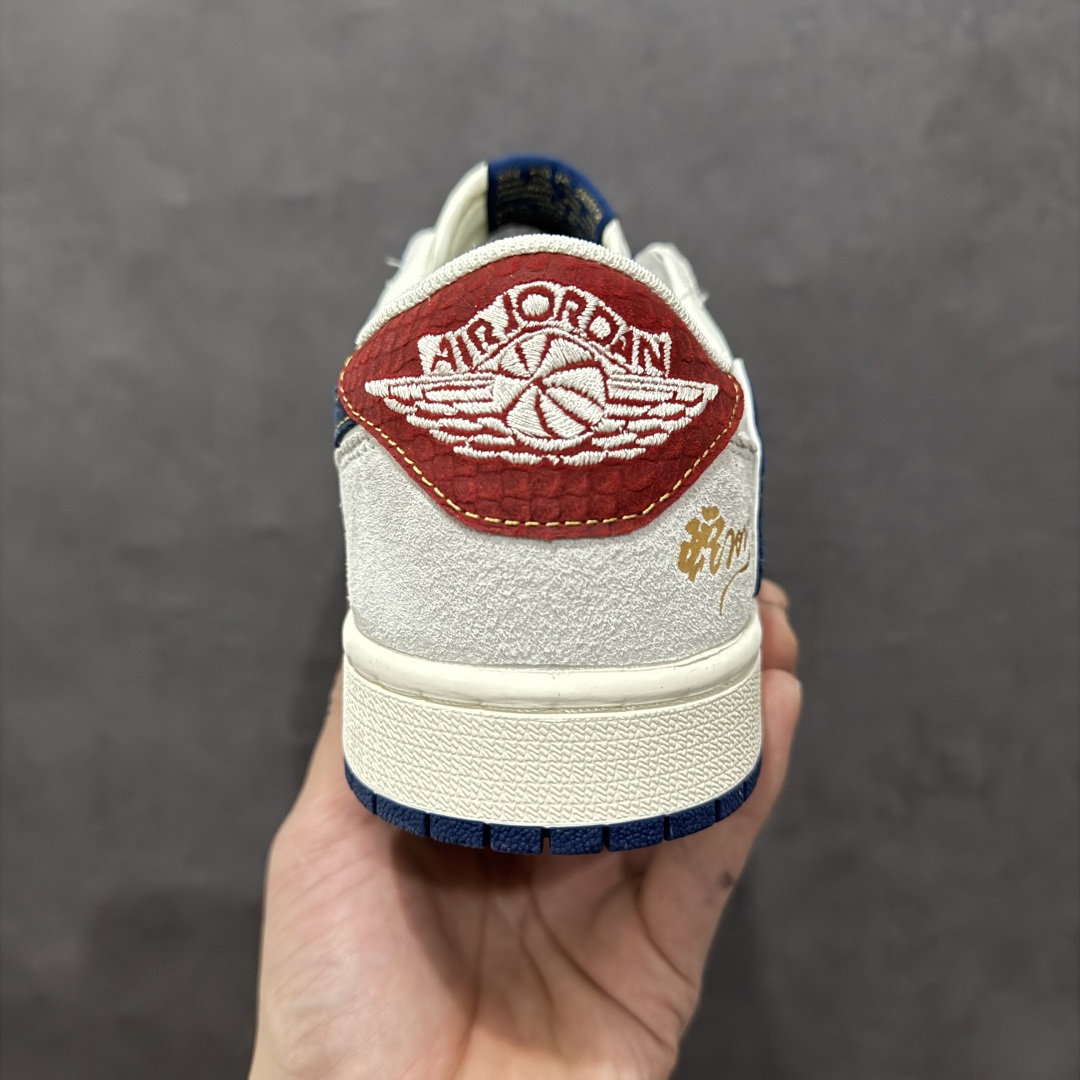 图片[4]-【定制版】Travis Scott x Fragment Design x Air Jordan 1 Low OG SP AJ1 乔1 蛇年限定 猪八蓝蛇纹勾 低帮文化休闲板鞋rn#多方联名合作融合了Travis Scott 独特的音乐风格，藤原浩个性的设计风格以及Jordan品牌的经典元素 使其成为一双具有独特身份和价值的鞋子 清新而立体的外观加上联名标识更突出了其独特身份 这种配色方案显示出活力和时尚感 在视觉上引人注目  鞋身的质感和细腻的细节处理使其显得高端而格调十足  这款“倒钩”联名是设计与创意完美结合  融合多方的个性风格是一款备受瞩目的潮流鞋款r 货号：XZ2025-168 尺码：36 36.5 37.5 38 38.5 39 40 40.5 41 42 42.5 43 44 44.5 45 编码：HXS340360-莆田鞋批发中心