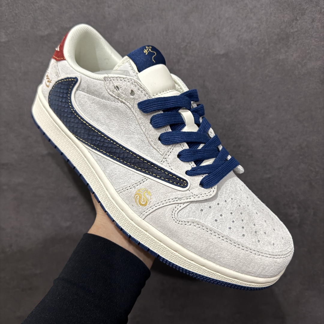 图片[3]-【定制版】Travis Scott x Fragment Design x Air Jordan 1 Low OG SP AJ1 乔1 蛇年限定 猪八蓝蛇纹勾 低帮文化休闲板鞋rn#多方联名合作融合了Travis Scott 独特的音乐风格，藤原浩个性的设计风格以及Jordan品牌的经典元素 使其成为一双具有独特身份和价值的鞋子 清新而立体的外观加上联名标识更突出了其独特身份 这种配色方案显示出活力和时尚感 在视觉上引人注目  鞋身的质感和细腻的细节处理使其显得高端而格调十足  这款“倒钩”联名是设计与创意完美结合  融合多方的个性风格是一款备受瞩目的潮流鞋款r 货号：XZ2025-168 尺码：36 36.5 37.5 38 38.5 39 40 40.5 41 42 42.5 43 44 44.5 45 编码：HXS340360-莆田鞋批发中心