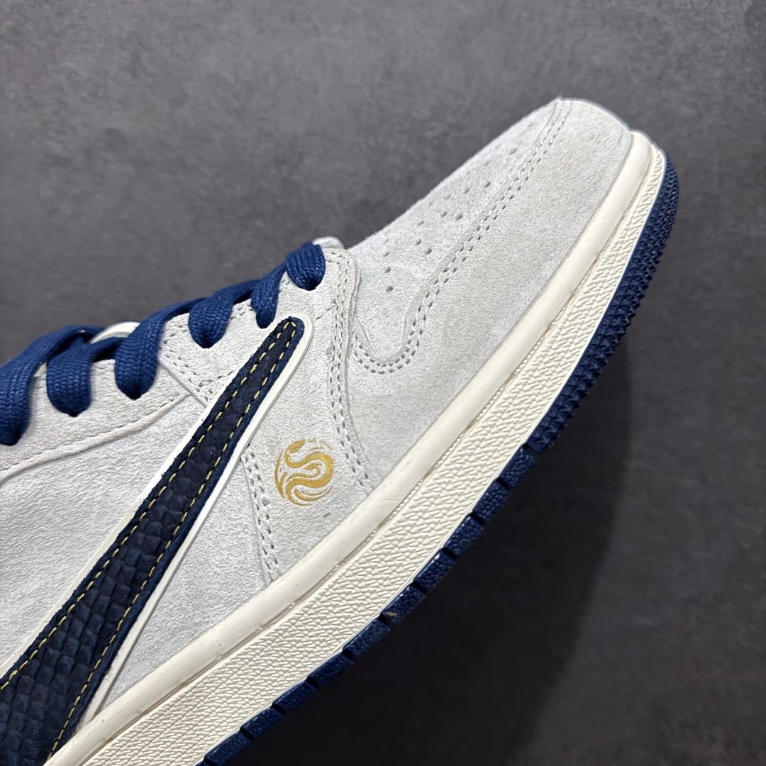 图片[5]-【定制版】Travis Scott x Fragment Design x Air Jordan 1 Low OG SP AJ1 乔1 蛇年限定 猪八蓝蛇纹勾 低帮文化休闲板鞋rn#多方联名合作融合了Travis Scott 独特的音乐风格，藤原浩个性的设计风格以及Jordan品牌的经典元素 使其成为一双具有独特身份和价值的鞋子 清新而立体的外观加上联名标识更突出了其独特身份 这种配色方案显示出活力和时尚感 在视觉上引人注目  鞋身的质感和细腻的细节处理使其显得高端而格调十足  这款“倒钩”联名是设计与创意完美结合  融合多方的个性风格是一款备受瞩目的潮流鞋款r 货号：XZ2025-168 尺码：36 36.5 37.5 38 38.5 39 40 40.5 41 42 42.5 43 44 44.5 45 编码：HXS340360-莆田鞋批发中心