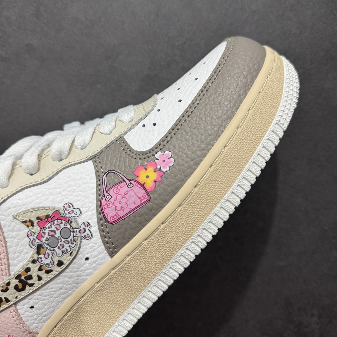 图片[5]-【定制版】Nike Air Force 1 Low 07 白粉棕涂鸦n原楦头原纸板 打造纯正低帮空军版型 专注外贸渠道 全掌内置蜂窝气垫原盒配件 原厂中底钢印、拉帮完美官方货号：TY0103 222 Size：36 36.5 37.5 38 38.5 39 40 40.5 41 42 42.5 43 44 44.5 45 编码：HXS310320-莆田鞋批发中心