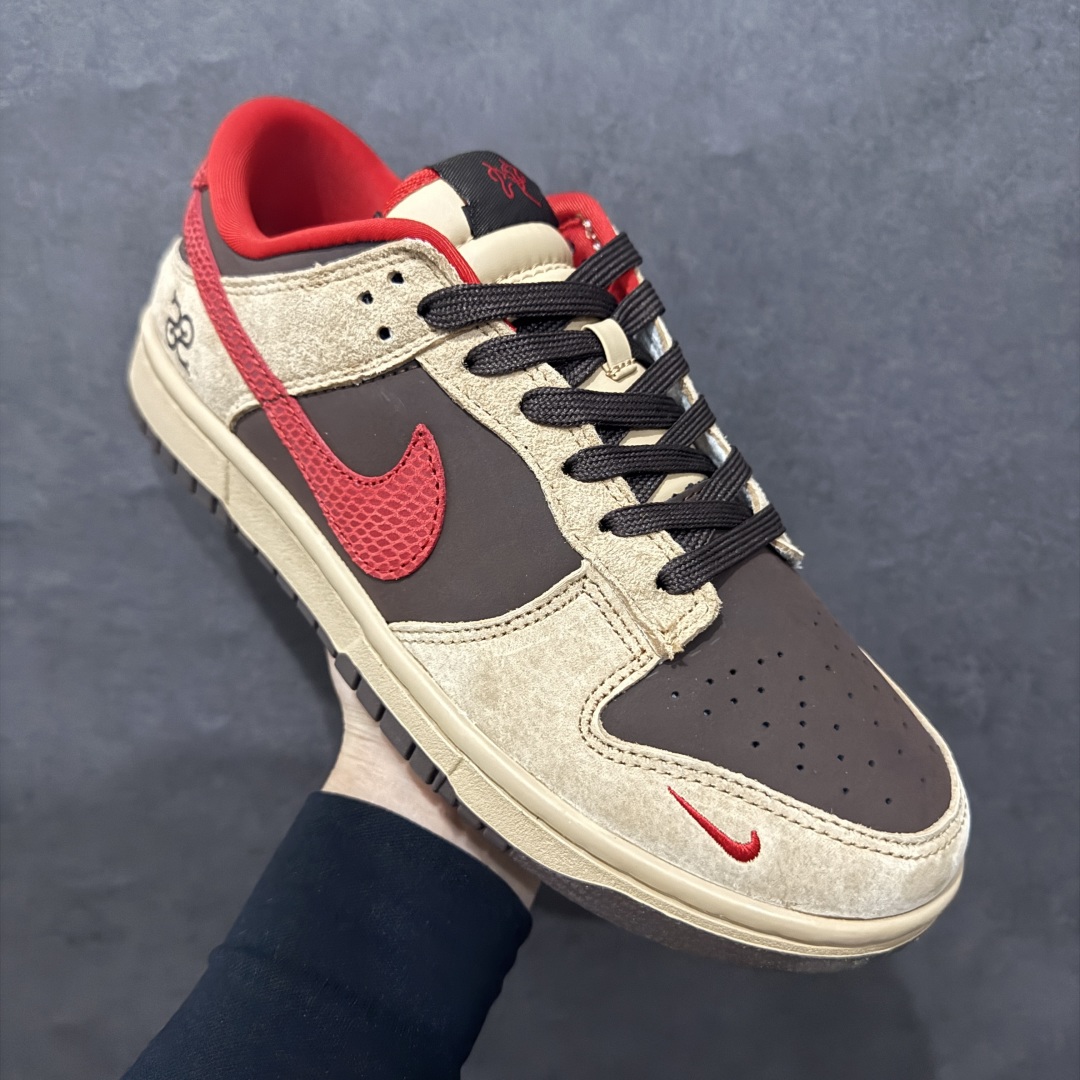 图片[3]-【定制版】Nike SB Dunk Low 蛇年限定 棕咖红小钩n纯原大厂出品 极力推荐n原装头层材料 独家版型蒸餾加工n帶來的是更好的视觉和脚感体验n大厂纯原品质出货 清洁度 电绣工艺皮料切割干净无任何毛边 细节完美 官方货号：AG3702 858 尺码：36 36.5 37.5 38 38.5 39 40 40.5 41 42 42.5 43 44 44.5 45  编码：QF300320-莆田鞋批发中心