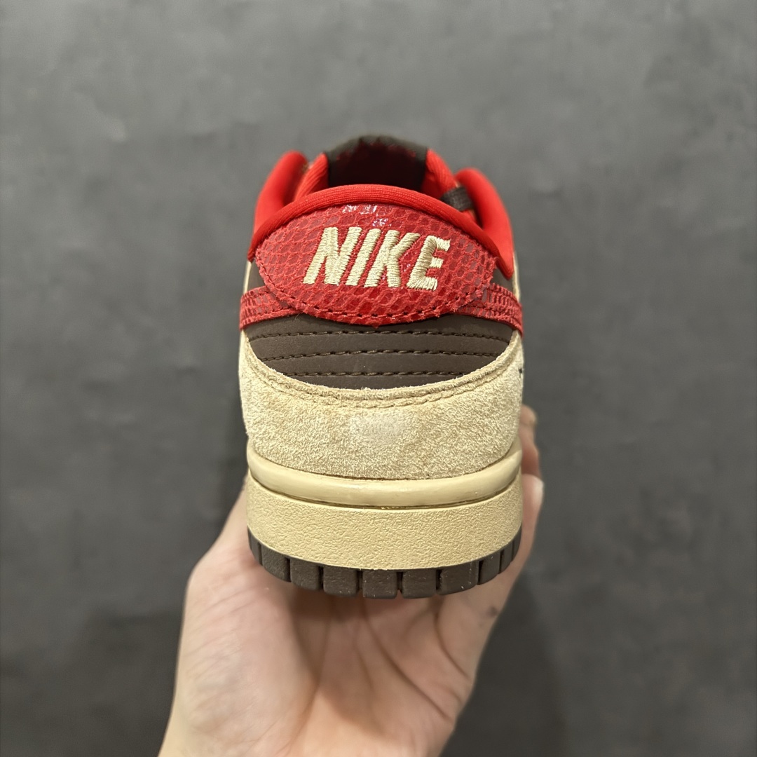 图片[4]-【定制版】Nike SB Dunk Low 蛇年限定 棕咖红小钩n纯原大厂出品 极力推荐n原装头层材料 独家版型蒸餾加工n帶來的是更好的视觉和脚感体验n大厂纯原品质出货 清洁度 电绣工艺皮料切割干净无任何毛边 细节完美 官方货号：AG3702 858 尺码：36 36.5 37.5 38 38.5 39 40 40.5 41 42 42.5 43 44 44.5 45  编码：QF300320-莆田鞋批发中心