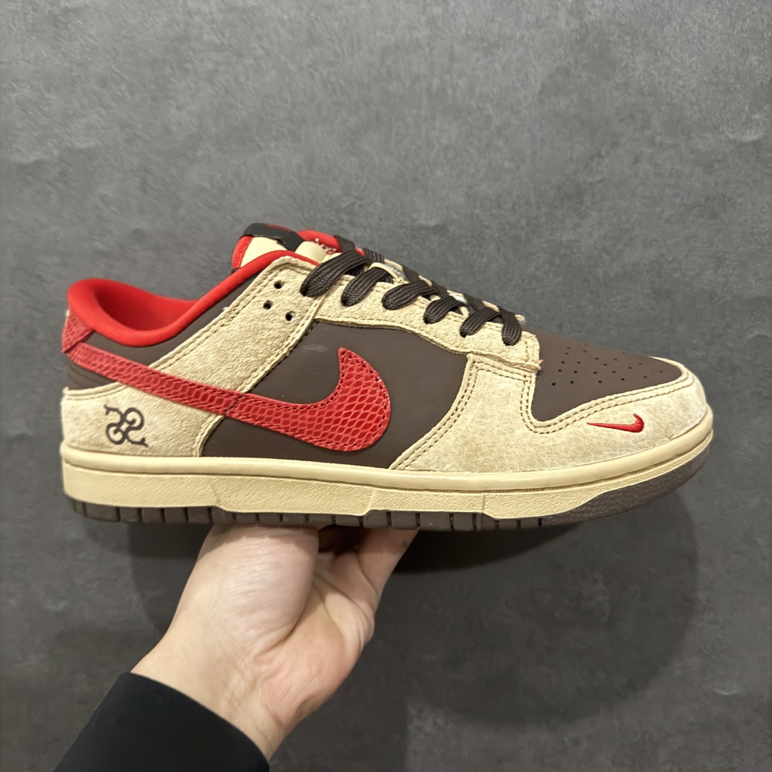 【定制版】Nike SB Dunk Low 蛇年限定 棕咖红小钩n纯原大厂出品 极力推荐n原装头层材料 独家版型蒸餾加工n帶來的是更好的视觉和脚感体验n大厂纯原品质出货 清洁度 电绣工艺皮料切割干净无任何毛边 细节完美 官方货号：AG3702 858 尺码：36 36.5 37.5 38 38.5 39 40 40.5 41 42 42.5 43 44 44.5 45  编码：QF300320-莆田鞋批发中心