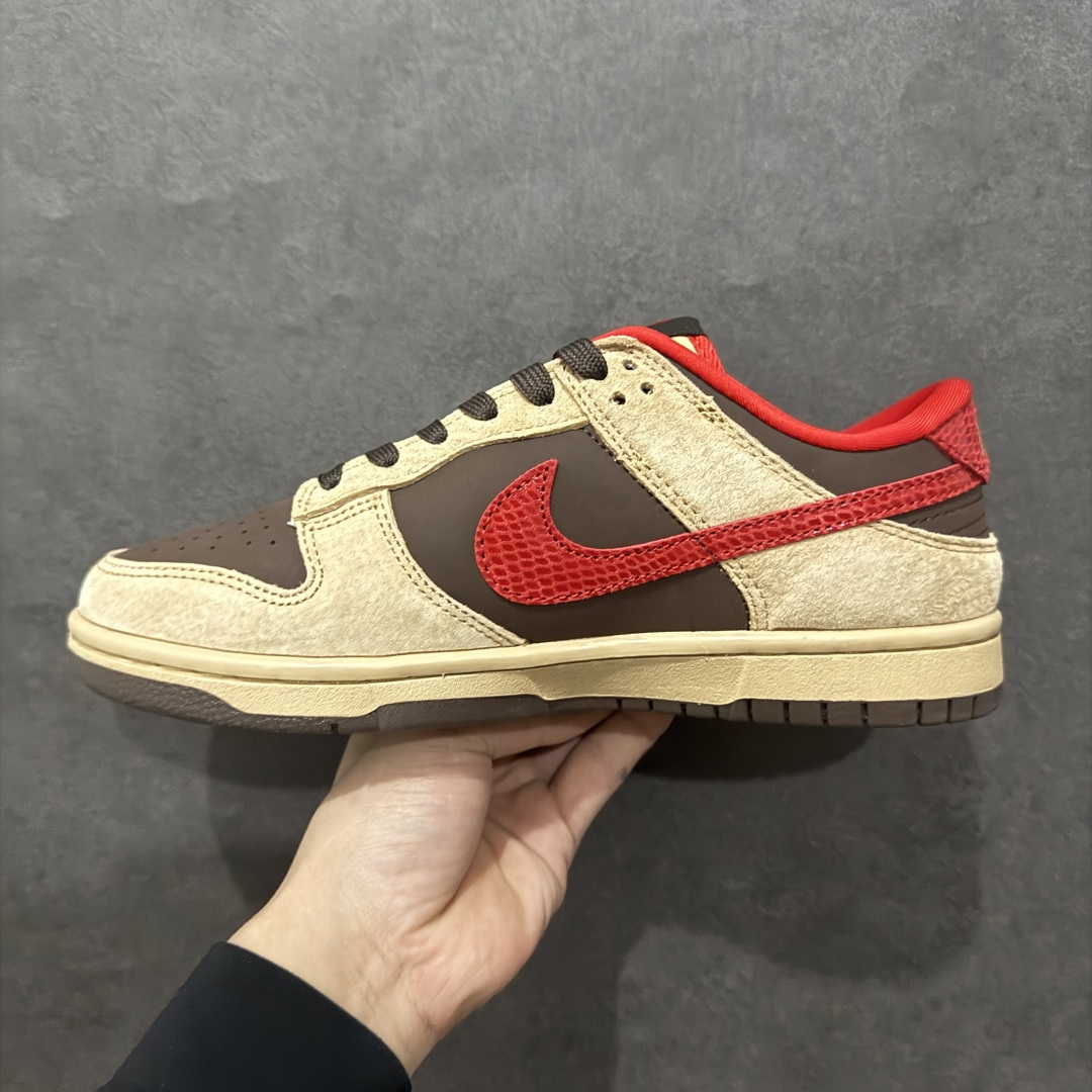 图片[2]-【定制版】Nike SB Dunk Low 蛇年限定 棕咖红小钩n纯原大厂出品 极力推荐n原装头层材料 独家版型蒸餾加工n帶來的是更好的视觉和脚感体验n大厂纯原品质出货 清洁度 电绣工艺皮料切割干净无任何毛边 细节完美 官方货号：AG3702 858 尺码：36 36.5 37.5 38 38.5 39 40 40.5 41 42 42.5 43 44 44.5 45  编码：QF300320-莆田鞋批发中心