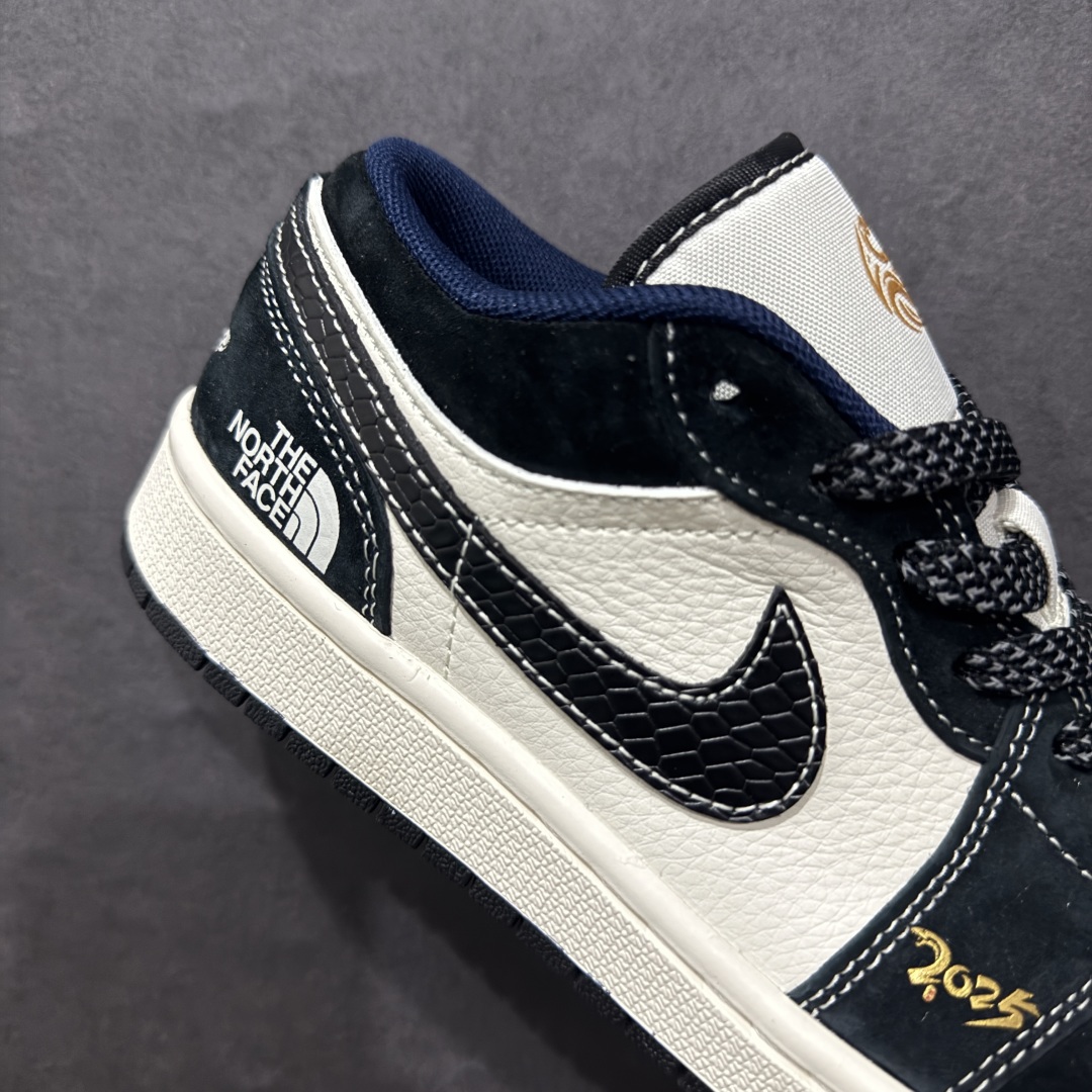 图片[6]-【定制版】Air Jordan 1 Retro Low x The North Face 蛇年限定 白黑小钩满天星n官方同步新色 原装级产物n拒绝公底 立体鞋型 细节完美 高清洁度购置公司同步原材料 原汁原味 忠于原版 货号：XS6086 012n码数：36 36.5 37.5 38 38.5 39 40 40.5 41 42 42.5 43 44 44.5 45 编码：CC300320-莆田鞋批发中心