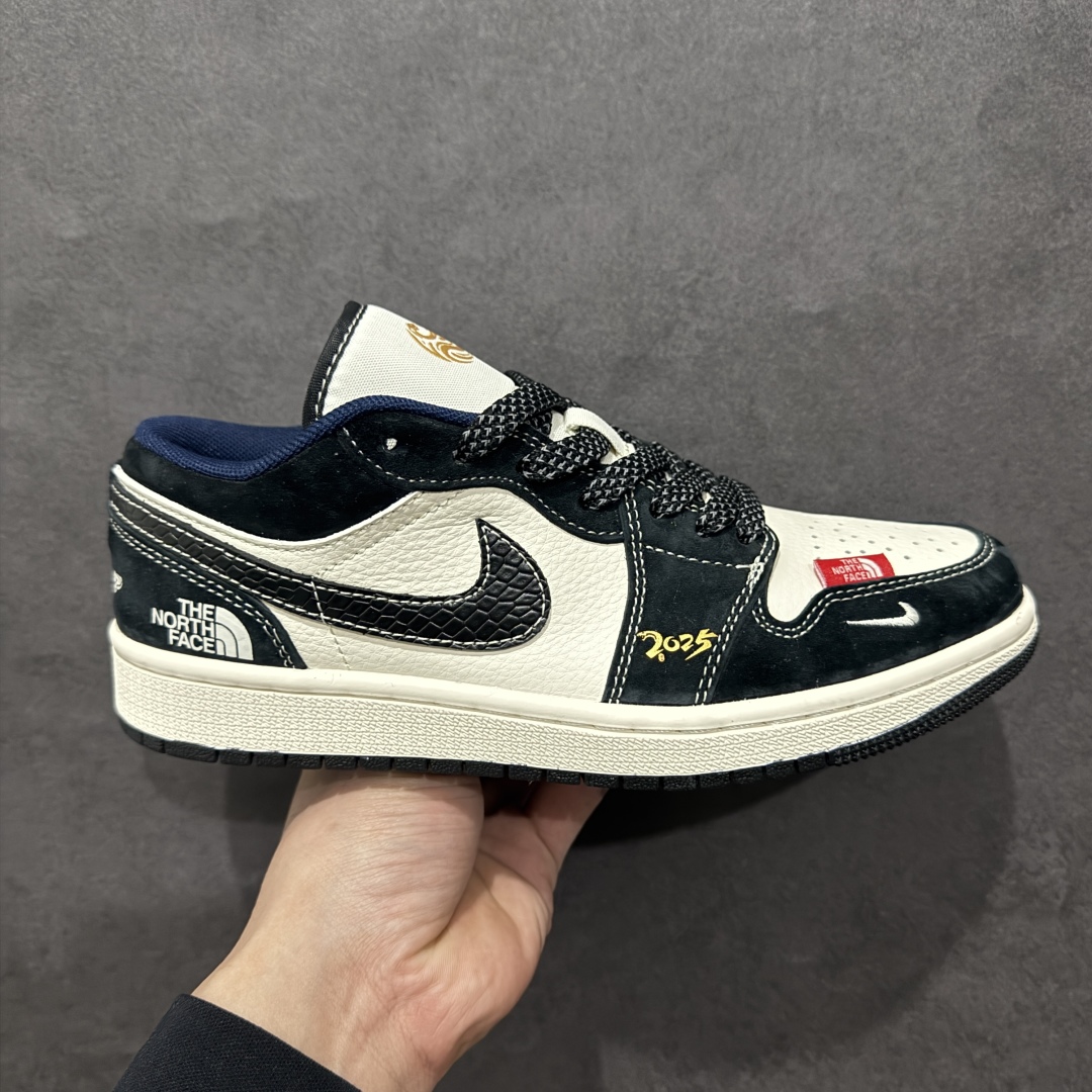 【定制版】Air Jordan 1 Retro Low x The North Face 蛇年限定 白黑小钩满天星n官方同步新色 原装级产物n拒绝公底 立体鞋型 细节完美 高清洁度购置公司同步原材料 原汁原味 忠于原版 货号：XS6086 012n码数：36 36.5 37.5 38 38.5 39 40 40.5 41 42 42.5 43 44 44.5 45 编码：CC300320-莆田鞋批发中心