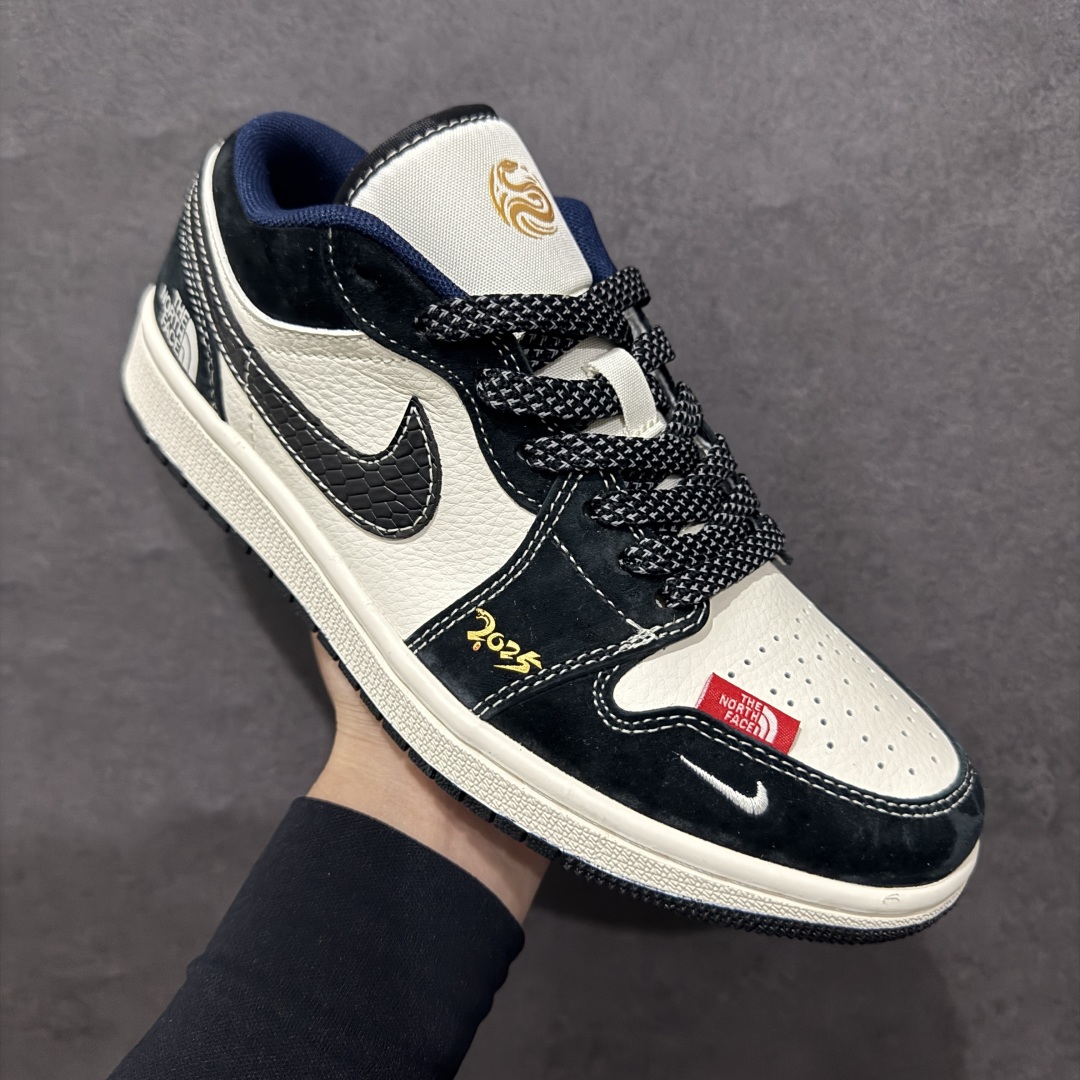 图片[3]-【定制版】Air Jordan 1 Retro Low x The North Face 蛇年限定 白黑小钩满天星n官方同步新色 原装级产物n拒绝公底 立体鞋型 细节完美 高清洁度购置公司同步原材料 原汁原味 忠于原版 货号：XS6086 012n码数：36 36.5 37.5 38 38.5 39 40 40.5 41 42 42.5 43 44 44.5 45 编码：CC300320-莆田鞋批发中心