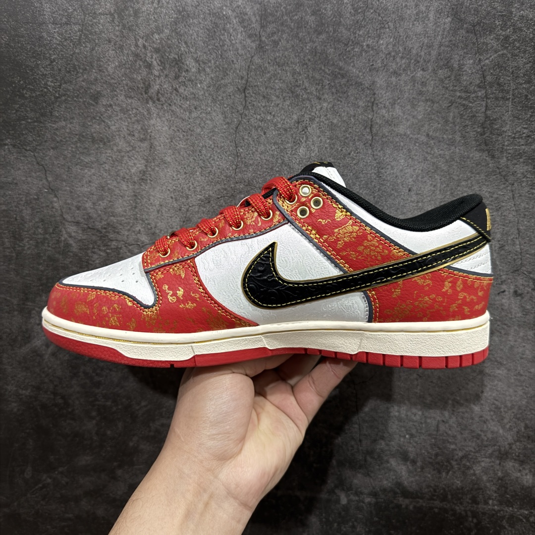 图片[2]-【YC纯原版】NK Dunk Low CNY 新春限定 RW1220-005 定制系列天花板 无原鞋不开发 全系列得物原鞋一比一校对开发 配色持续更新中 终端对接 优势输出 全套原厂楦头原纸板数据档案倾力打造 原汁原味莞产 极致还原 圈内最强针车工艺 高端零售指定版 广东原厂配套原盒原标 鞋盒分三个尺码段 原厂冲刀 超高清洁度 全鞋零毛边皮料切割 采用原厂百宏鞋带以及原厂百宏织唛舌标 内标可供原厂几率过验 进口原装条纹中底布 四线拉帮白色点胶 原厂拉帮手法遵循公司 原厂电绣 极致还原SIZE：36 36.5 37.5 38 38.5 39 40 40.5 41 42 42.5 43 44 44.5 45 46 编码：HXS340360-莆田鞋批发中心