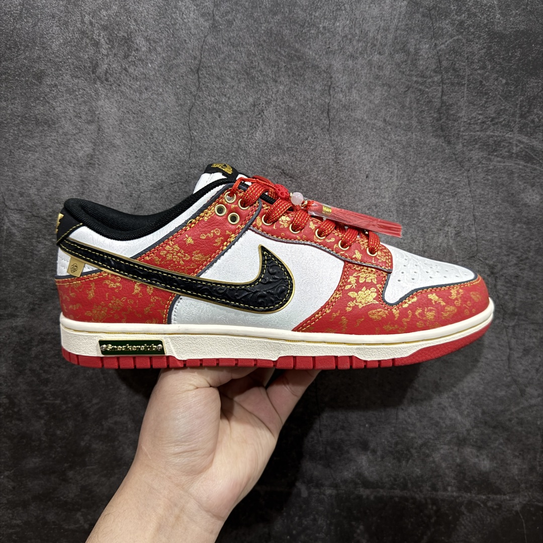 【YC纯原版】NK Dunk Low CNY 新春限定 RW1220-005 定制系列天花板 无原鞋不开发 全系列得物原鞋一比一校对开发 配色持续更新中 终端对接 优势输出 全套原厂楦头原纸板数据档案倾力打造 原汁原味莞产 极致还原 圈内最强针车工艺 高端零售指定版 广东原厂配套原盒原标 鞋盒分三个尺码段 原厂冲刀 超高清洁度 全鞋零毛边皮料切割 采用原厂百宏鞋带以及原厂百宏织唛舌标 内标可供原厂几率过验 进口原装条纹中底布 四线拉帮白色点胶 原厂拉帮手法遵循公司 原厂电绣 极致还原SIZE：36 36.5 37.5 38 38.5 39 40 40.5 41 42 42.5 43 44 44.5 45 46 编码：HXS340360-莆田鞋批发中心