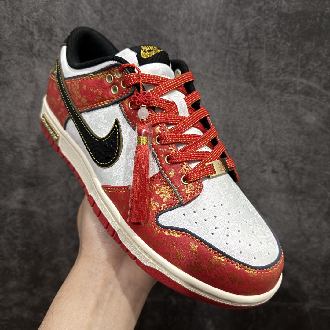 图片[3]-【YC纯原版】NK Dunk Low CNY 新春限定 RW1220-005 定制系列天花板 无原鞋不开发 全系列得物原鞋一比一校对开发 配色持续更新中 终端对接 优势输出 全套原厂楦头原纸板数据档案倾力打造 原汁原味莞产 极致还原 圈内最强针车工艺 高端零售指定版 广东原厂配套原盒原标 鞋盒分三个尺码段 原厂冲刀 超高清洁度 全鞋零毛边皮料切割 采用原厂百宏鞋带以及原厂百宏织唛舌标 内标可供原厂几率过验 进口原装条纹中底布 四线拉帮白色点胶 原厂拉帮手法遵循公司 原厂电绣 极致还原SIZE：36 36.5 37.5 38 38.5 39 40 40.5 41 42 42.5 43 44 44.5 45 46 编码：HXS340360-莆田鞋批发中心