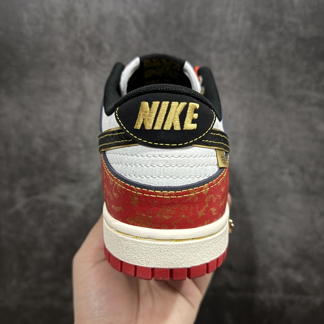 图片[4]-【YC纯原版】NK Dunk Low CNY 新春限定 RW1220-005 定制系列天花板 无原鞋不开发 全系列得物原鞋一比一校对开发 配色持续更新中 终端对接 优势输出 全套原厂楦头原纸板数据档案倾力打造 原汁原味莞产 极致还原 圈内最强针车工艺 高端零售指定版 广东原厂配套原盒原标 鞋盒分三个尺码段 原厂冲刀 超高清洁度 全鞋零毛边皮料切割 采用原厂百宏鞋带以及原厂百宏织唛舌标 内标可供原厂几率过验 进口原装条纹中底布 四线拉帮白色点胶 原厂拉帮手法遵循公司 原厂电绣 极致还原SIZE：36 36.5 37.5 38 38.5 39 40 40.5 41 42 42.5 43 44 44.5 45 46 编码：HXS340360-莆田鞋批发中心