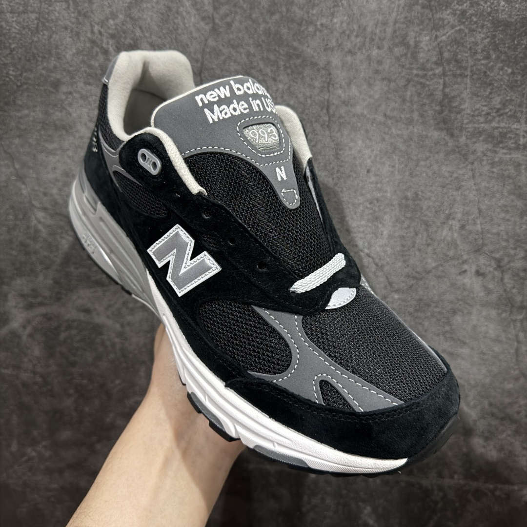 图片[3]-【总裁版】New Balance MR993BK 新百伦NB993总统复古慢跑鞋 黑色nn正确3M反光细节 原楦原纸版开发 正确6层组合底模精密开发 后跟透明TPU水晶装饰条稳固 沿用了引以为傲的跑鞋手工技艺 采用猪皮绒面并包裹局部透气网面的鞋身设计 菱网鞋舌上刻有New Balance USA 鞋面依旧身着经典的大热之灰 彰显了其高端的品质身份  尺码：36-46.5 编码：MK330360-莆田鞋批发中心