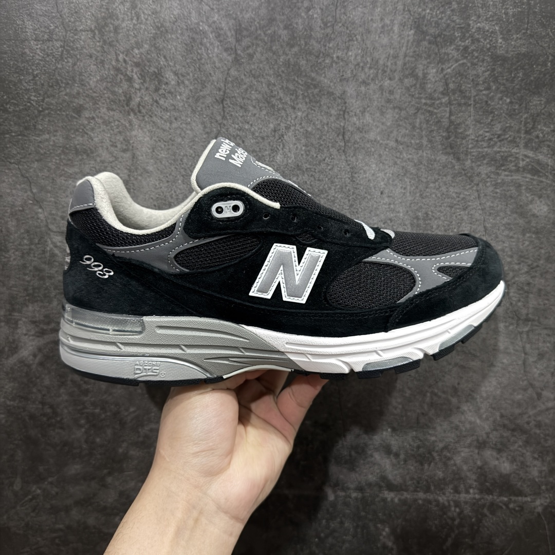 【总裁版】New Balance MR993BK 新百伦NB993总统复古慢跑鞋 黑色nn正确3M反光细节 原楦原纸版开发 正确6层组合底模精密开发 后跟透明TPU水晶装饰条稳固 沿用了引以为傲的跑鞋手工技艺 采用猪皮绒面并包裹局部透气网面的鞋身设计 菱网鞋舌上刻有New Balance USA 鞋面依旧身着经典的大热之灰 彰显了其高端的品质身份  尺码：36-46.5 编码：MK330360-莆田鞋批发中心