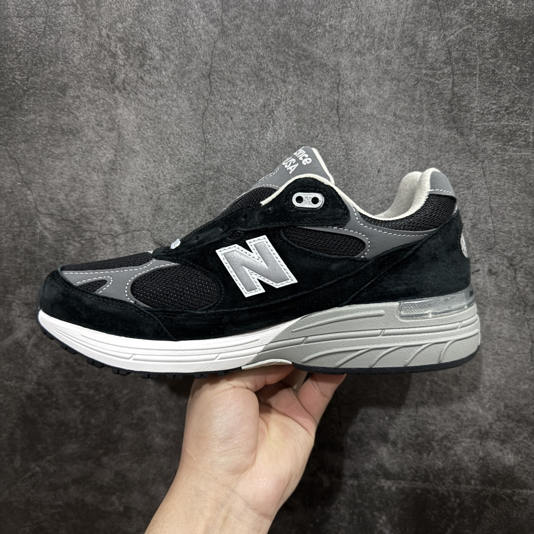 图片[2]-【总裁版】New Balance MR993BK 新百伦NB993总统复古慢跑鞋 黑色nn正确3M反光细节 原楦原纸版开发 正确6层组合底模精密开发 后跟透明TPU水晶装饰条稳固 沿用了引以为傲的跑鞋手工技艺 采用猪皮绒面并包裹局部透气网面的鞋身设计 菱网鞋舌上刻有New Balance USA 鞋面依旧身着经典的大热之灰 彰显了其高端的品质身份  尺码：36-46.5 编码：MK330360-莆田鞋批发中心