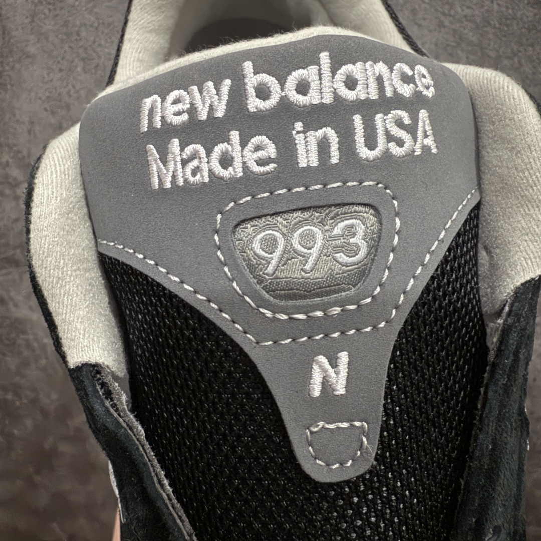 图片[6]-【总裁版】New Balance MR993BK 新百伦NB993总统复古慢跑鞋 黑色nn正确3M反光细节 原楦原纸版开发 正确6层组合底模精密开发 后跟透明TPU水晶装饰条稳固 沿用了引以为傲的跑鞋手工技艺 采用猪皮绒面并包裹局部透气网面的鞋身设计 菱网鞋舌上刻有New Balance USA 鞋面依旧身着经典的大热之灰 彰显了其高端的品质身份  尺码：36-46.5 编码：MK330360-莆田鞋批发中心