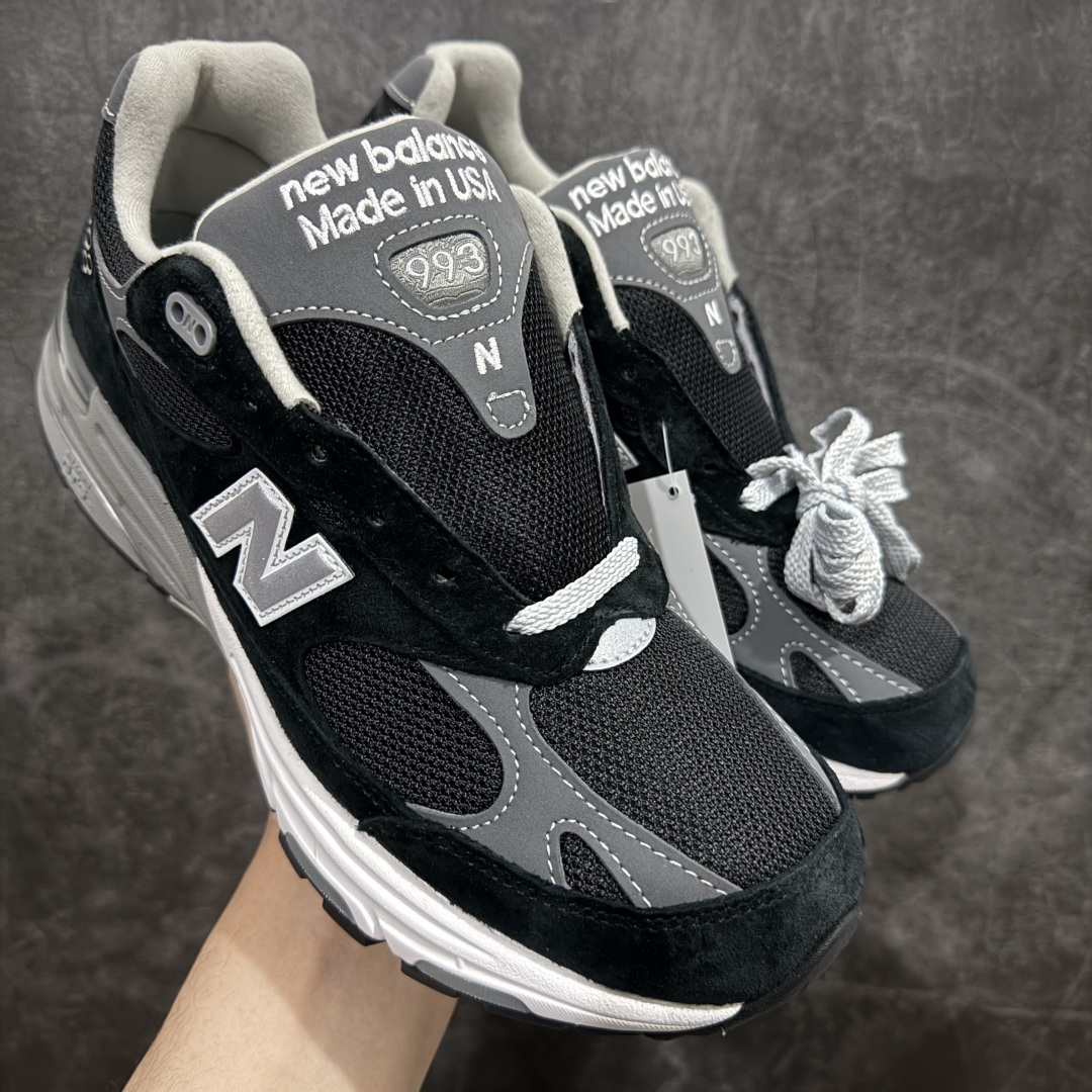 【总裁版】New Balance MR993BK 新百伦NB993总统复古慢跑鞋 黑色nn正确3M反光细节 原楦原纸版开发 正确6层组合底模精密开发 后跟透明TPU水晶装饰条稳固 沿用了引以为傲的跑鞋手工技艺 采用猪皮绒面并包裹局部透气网面的鞋身设计 菱网鞋舌上刻有New Balance USA 鞋面依旧身着经典的大热之灰 彰显了其高端的品质身份  尺码：36-46.5 编码：MK330360-莆田鞋批发中心