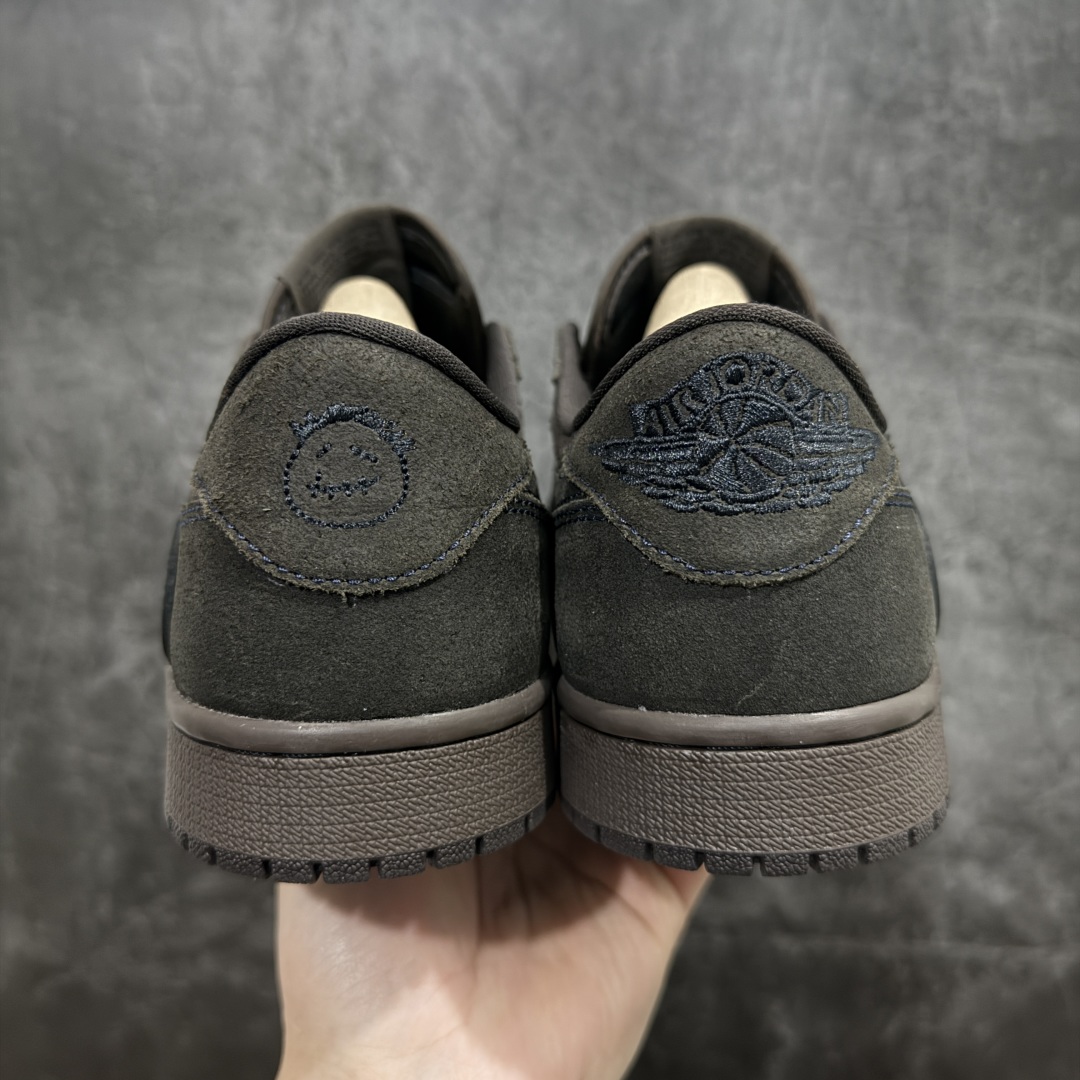 图片[2]-【XC2.0版本】Travis Scott x Air Jordan AJ1 Low OG SP TS联名 黑棕倒钩低帮 DM7866-202n知名大厂出品 纯原第一梯队版本产品品控稳定性领先行业 各方面均可对飙市面通货版nSZ原厂全套原楦原纸板冲刀磨具开发 原厂皮料加持原厂港宝加持定型后跟R度完美 同源原厂电绣 鬼脸飞翼针数密度立体效果一致 百分百一致原鞋 原厂拉帮工艺 针距密度一致 后跟弧度收口自然不对折 极致一眼正品既视感 进口玻璃冲刀皮料裁剪零毛边 全鞋电脑针车工艺 品控清洁度最高QC检验标准 免检产品 原厂订购鞋盒、鞋标、防尘纸、鞋撑、鞋带 追求极致的原厂味道SIZE：36-47.5 编码：XC390420-莆田鞋批发中心