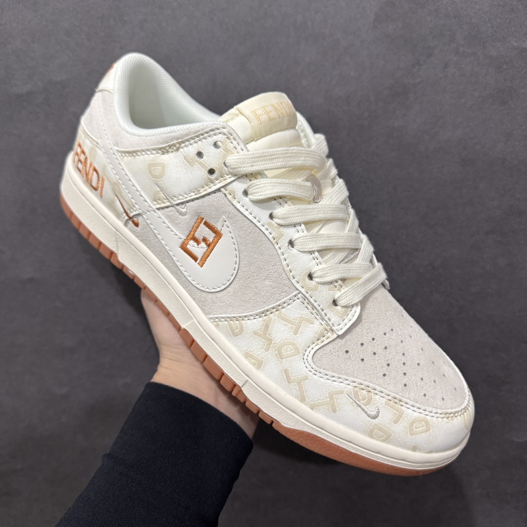 图片[3]-【定制版】Nk SB Dunk Low 芬迪联名 刺绣白勾 周年高端定制 低帮休闲板鞋 DM6868-039rn#定制鞋盒 大厂纯原品质出货 超高清洁度 皮料切割干净无任何毛边 细节完美 r 尺码：36 36.5 37.5 38 38.5 39 40 40.5 41 42 42.5 43 44 44.5 45  编码：HXS340360-莆田鞋批发中心