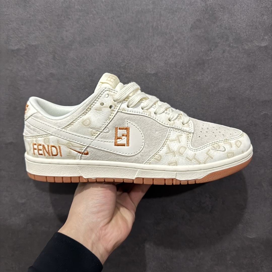 【定制版】Nk SB Dunk Low 芬迪联名 刺绣白勾 周年高端定制 低帮休闲板鞋 DM6868-039rn#定制鞋盒 大厂纯原品质出货 超高清洁度 皮料切割干净无任何毛边 细节完美 r 尺码：36 36.5 37.5 38 38.5 39 40 40.5 41 42 42.5 43 44 44.5 45  编码：HXS340360-莆田鞋批发中心