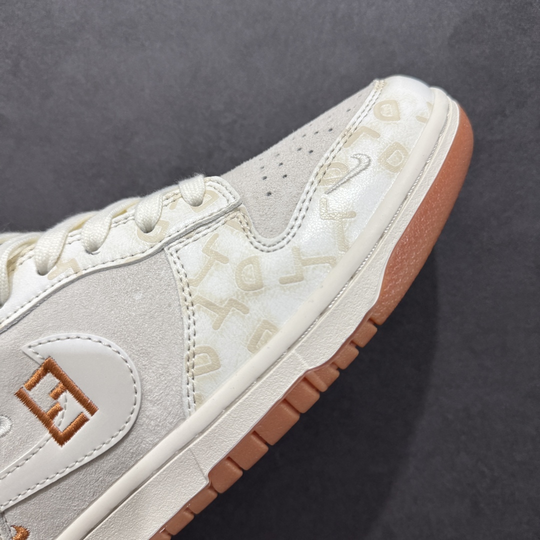 图片[5]-【定制版】Nk SB Dunk Low 芬迪联名 刺绣白勾 周年高端定制 低帮休闲板鞋 DM6868-039rn#定制鞋盒 大厂纯原品质出货 超高清洁度 皮料切割干净无任何毛边 细节完美 r 尺码：36 36.5 37.5 38 38.5 39 40 40.5 41 42 42.5 43 44 44.5 45  编码：HXS340360-莆田鞋批发中心