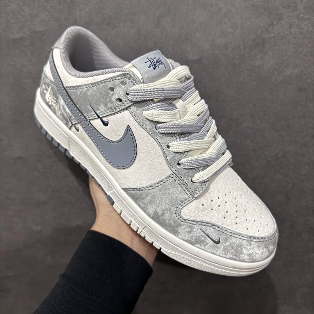 图片[3]-【定制版】Nk SB Dunk Low 斯图西联名 扎染灰勾 周年高端定制 低帮休闲板鞋rn#定制鞋盒 大厂纯原品质出货 超高清洁度 皮料切割干净无任何毛边 细节完美 r 货号：DM6868-037 尺码：36 36.5 37.5 38 38.5 39 40 40.5 41 42 42.5 43 44 44.5 45  编码：HXS340360-莆田鞋批发中心