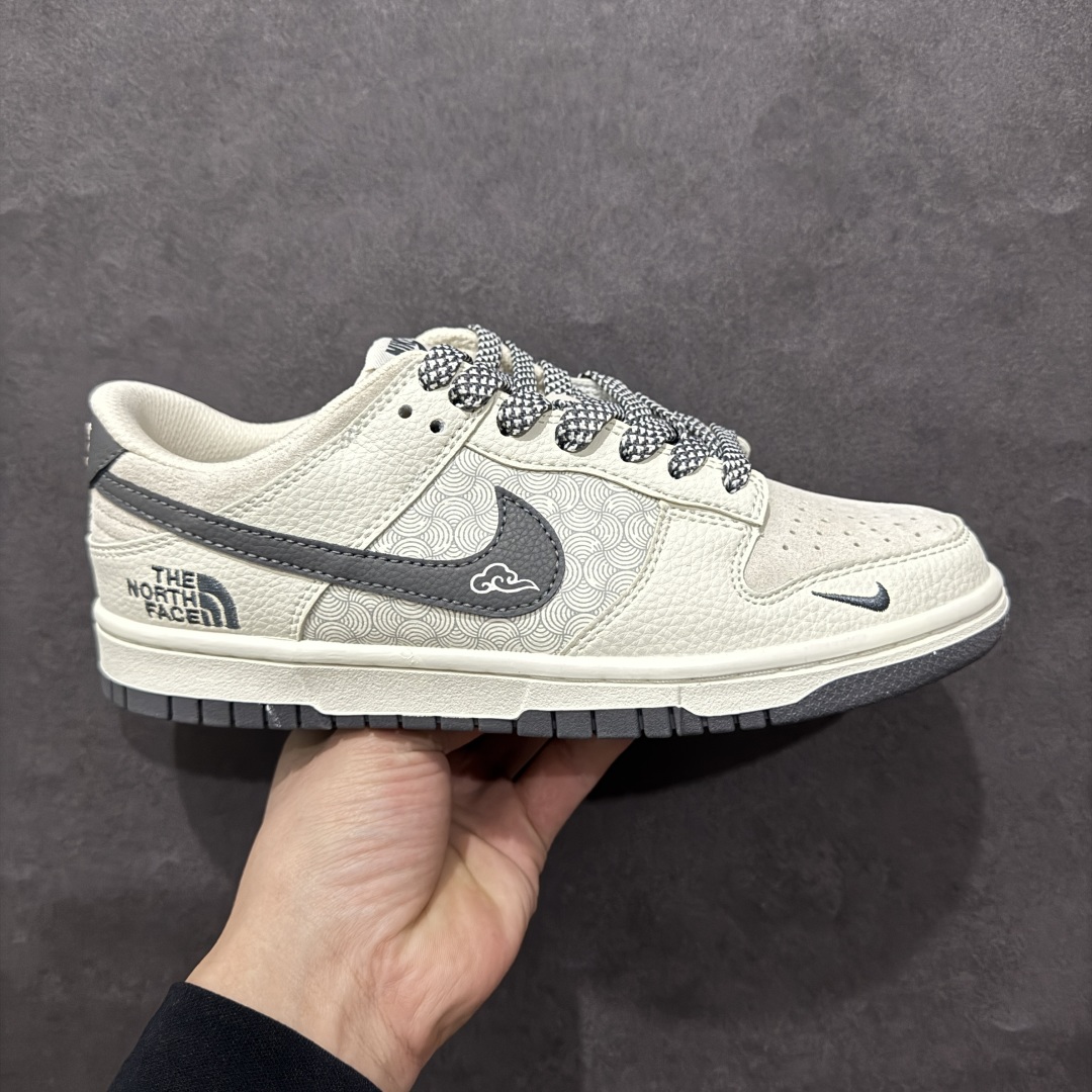 【定制版】Nk SB Dunk Low 北面联名 米灰祥云 周年高端定制 低帮休闲板鞋 DJ2024-118rn#定制鞋盒 大厂纯原品质出货 超高清洁度 皮料切割干净无任何毛边 细节完美 r 尺码：36 36.5 37.5 38 38.5 39 40 40.5 41 42 42.5 43 44 44.5 45 编码：HXS340360-莆田鞋批发中心