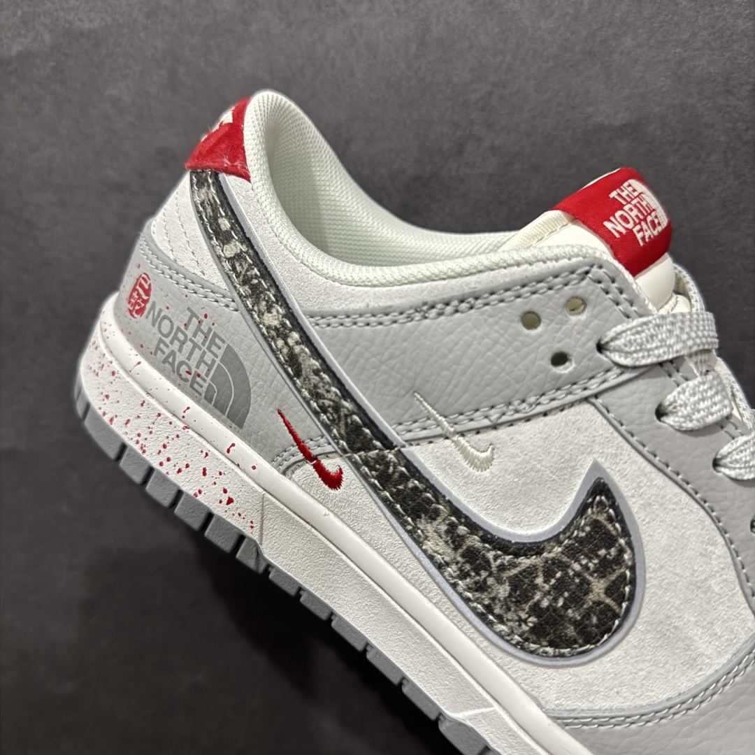 图片[6]-【定制版】Nk SB Dunk Low 北面蛇年联名 猪八蛇鳞勾 周年高端定制 低帮休闲板鞋rn#定制鞋盒 大厂纯原品质出货 超高清洁度 皮料切割干净无任何毛边 细节完美 r 货号：DM6868-038 尺码：36 36.5 37.5 38 38.5 39 40 40.5 41 42 42.5 43 44 44.5 45 编码：HXS340360-莆田鞋批发中心