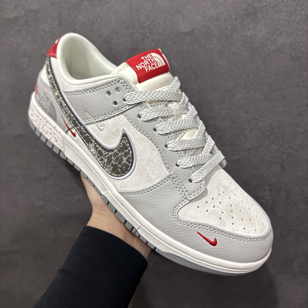 图片[3]-【定制版】Nk SB Dunk Low 北面蛇年联名 猪八蛇鳞勾 周年高端定制 低帮休闲板鞋rn#定制鞋盒 大厂纯原品质出货 超高清洁度 皮料切割干净无任何毛边 细节完美 r 货号：DM6868-038 尺码：36 36.5 37.5 38 38.5 39 40 40.5 41 42 42.5 43 44 44.5 45 编码：HXS340360-莆田鞋批发中心