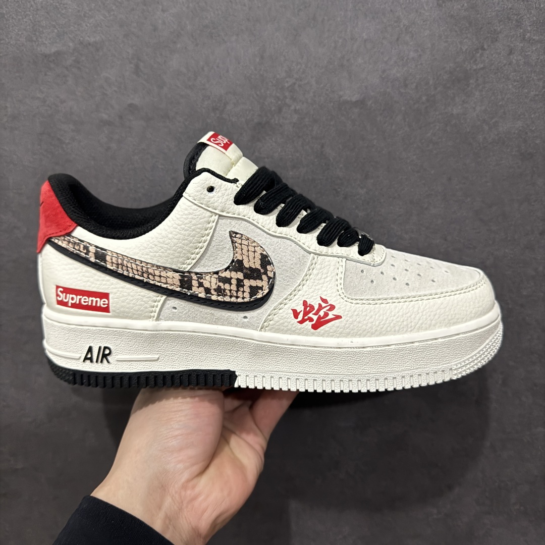 【定制版】海外限量发售NIke Air Force 1 \’07 Low “Supreme联名蛇年限定–蟒蛇纹双勾”空军一号 低帮 运动鞋 休闲鞋 折边针车 工艺难度大 原楦头原纸板 原装鞋盒 定制五金配件 内置全掌气垫 原厂鞋底货号：DM6688-026 Size：36 36.5 37.5 38 38.5 39 40 40.5 41 42 42.5 43 44 44.5 45 编码：HXS310320-莆田鞋批发中心