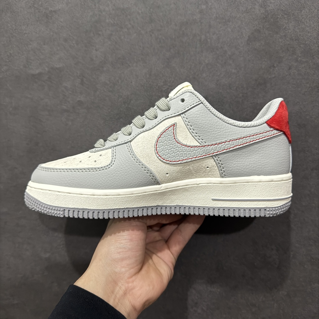 图片[2]-【定制版】海外限量发售NIke Air Force 1 \’07 Low “斯图西联名蛇年限定–灰蛇”空军一号 低帮 运动鞋 休闲鞋 折边针车 工艺难度大 原楦头原纸板 原装鞋盒 定制五金配件 内置全掌气垫 原厂鞋底货号：DM6688-027 Size：36 36.5 37.5 38 38.5 39 40 40.5 41 42 42.5 43 44 44.5 45 编码：HXS310320-莆田鞋批发中心