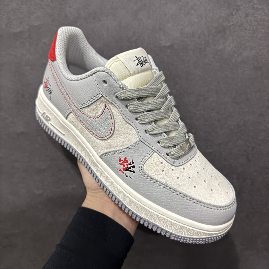 图片[3]-【定制版】海外限量发售NIke Air Force 1 \’07 Low “斯图西联名蛇年限定–灰蛇”空军一号 低帮 运动鞋 休闲鞋 折边针车 工艺难度大 原楦头原纸板 原装鞋盒 定制五金配件 内置全掌气垫 原厂鞋底货号：DM6688-027 Size：36 36.5 37.5 38 38.5 39 40 40.5 41 42 42.5 43 44 44.5 45 编码：HXS310320-莆田鞋批发中心